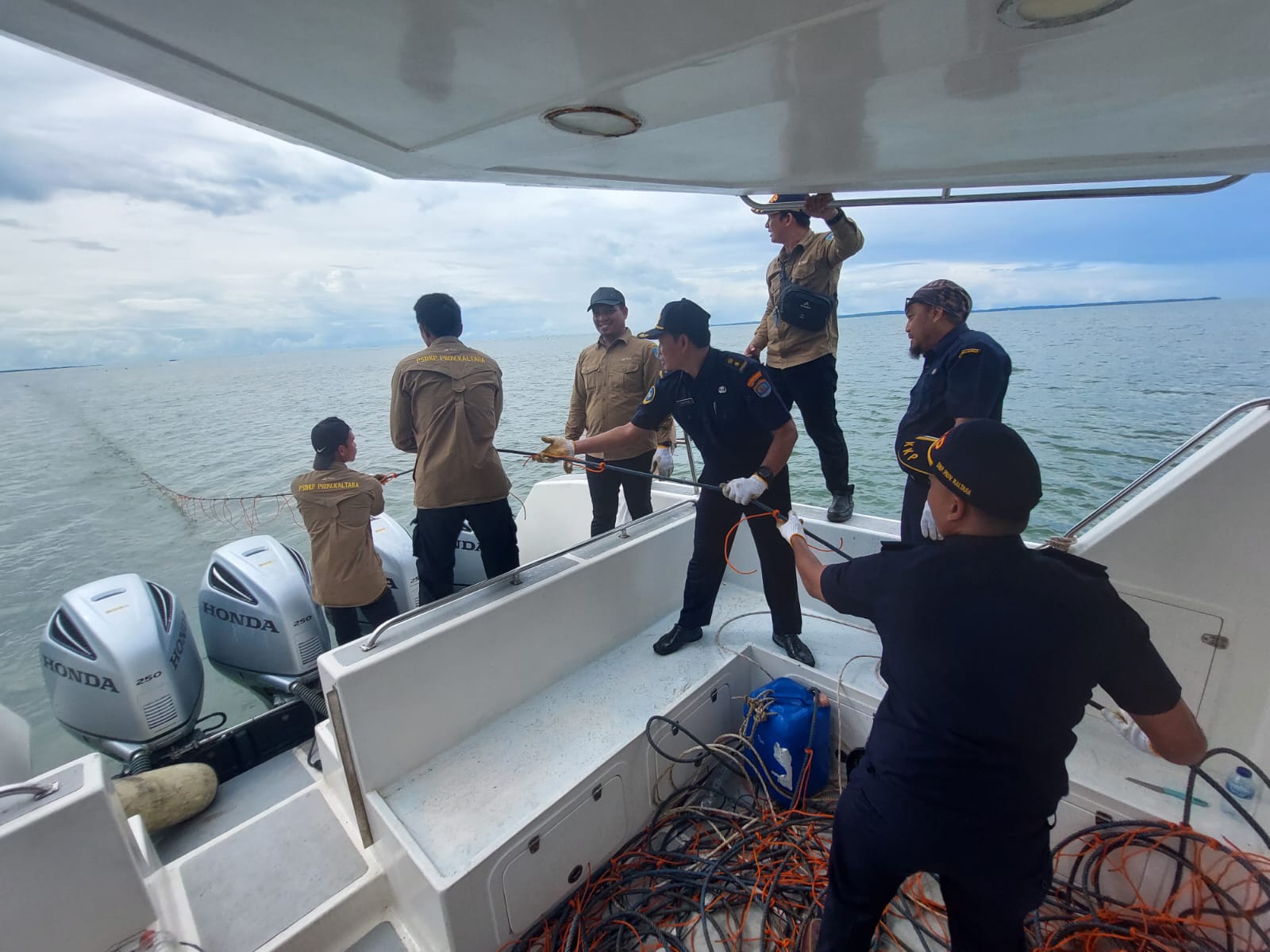 PENERTIBAN FONDASI: Petugas DKP Kaltara tertibkan fondasi rumput laut di perairan Kabupaten Nunukan. (HRK)