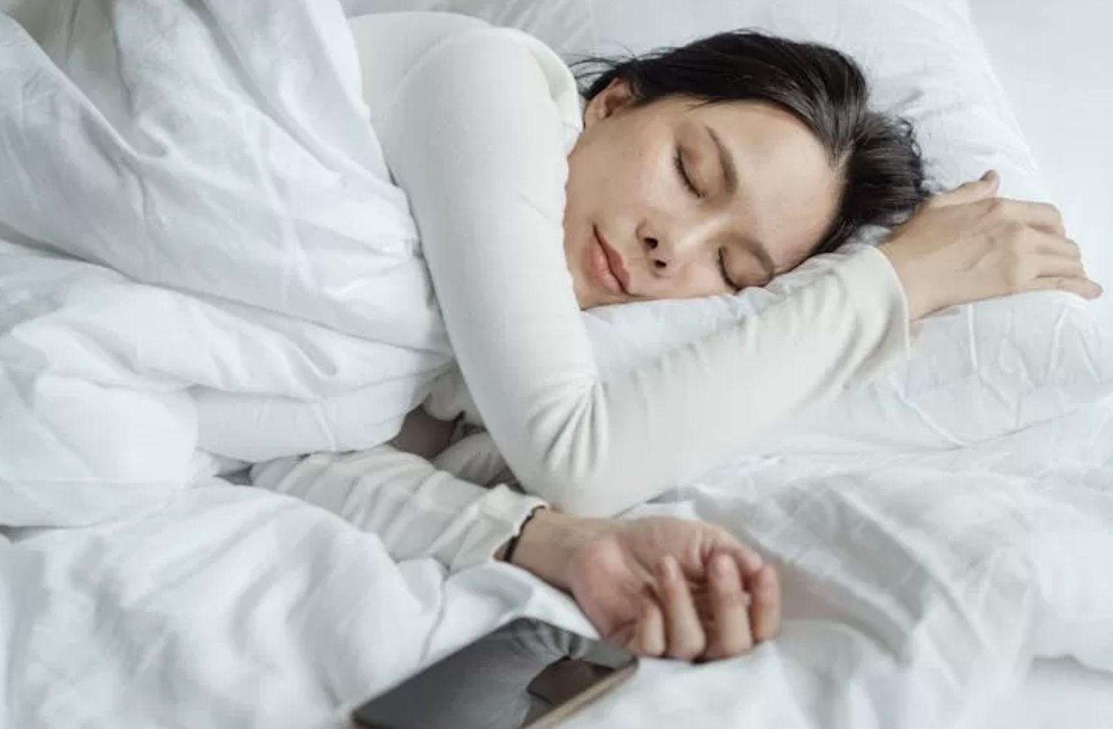 Ilustrasi wanita tidur posisi miring. (Pexels).