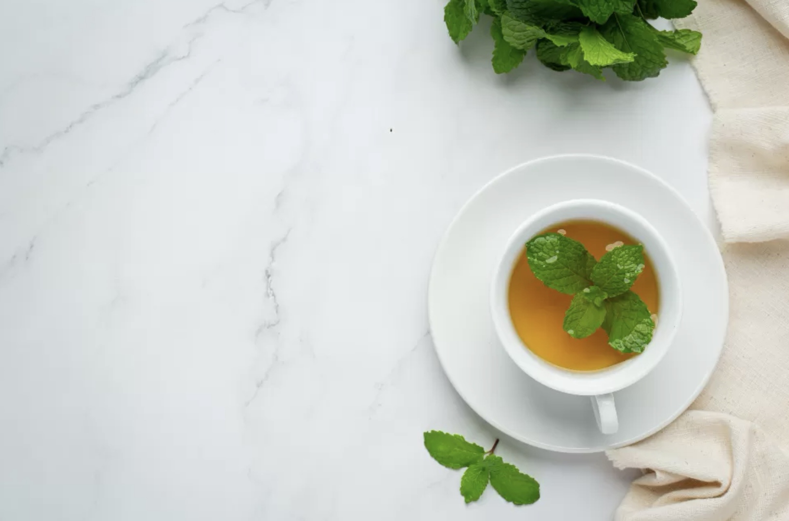 Ilustrasi minuman teh dengan daun stevia. (Freepik)