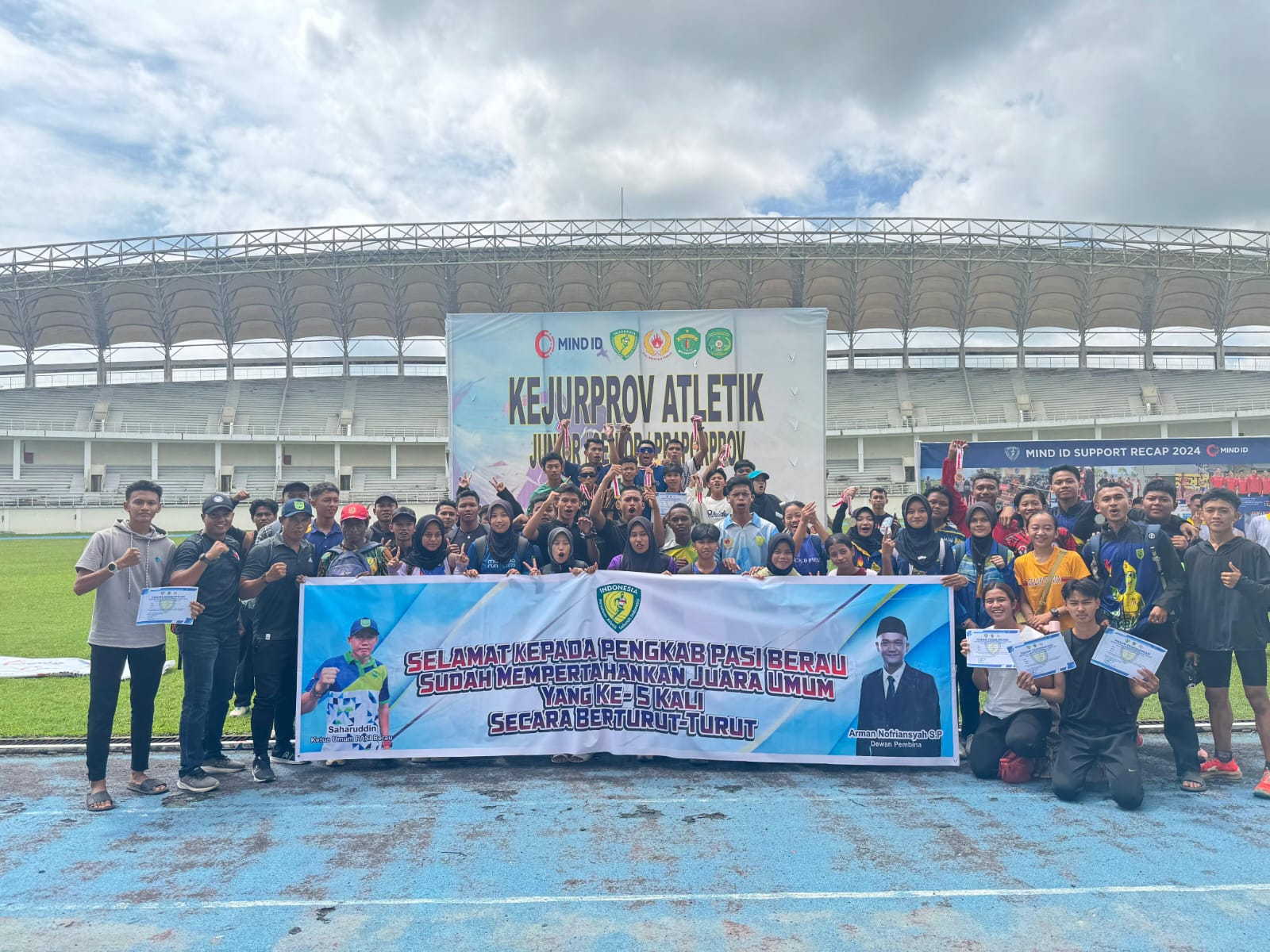 MEMBARA: Para atlet atletik Berau yang secara bahagia setelah diumumkan menjadi juara umum. (ARTA KUSUMA YUNANDA/BP)