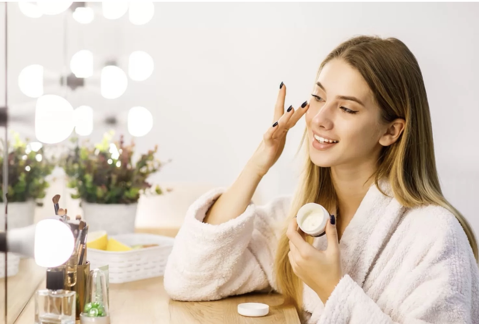 ilustrasi orang yang memakai skincare sebelum tidur. (Freepik)