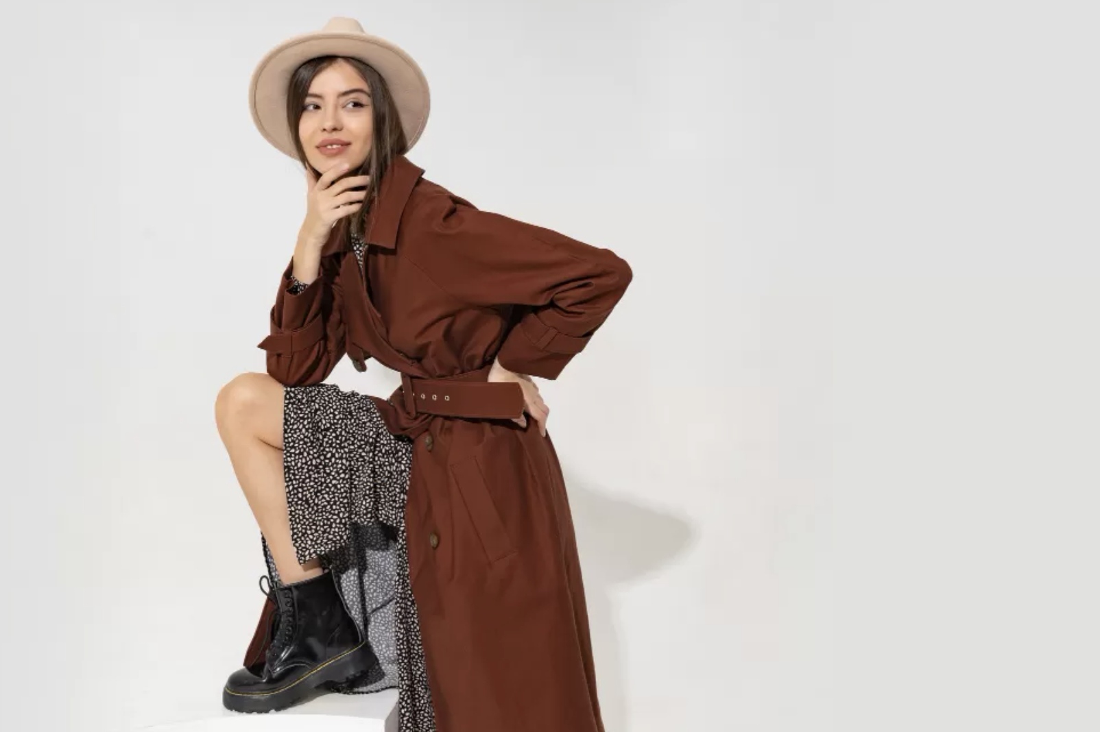 Ilustrasi wanita yang memakai gaun terracotta. (Freepik).