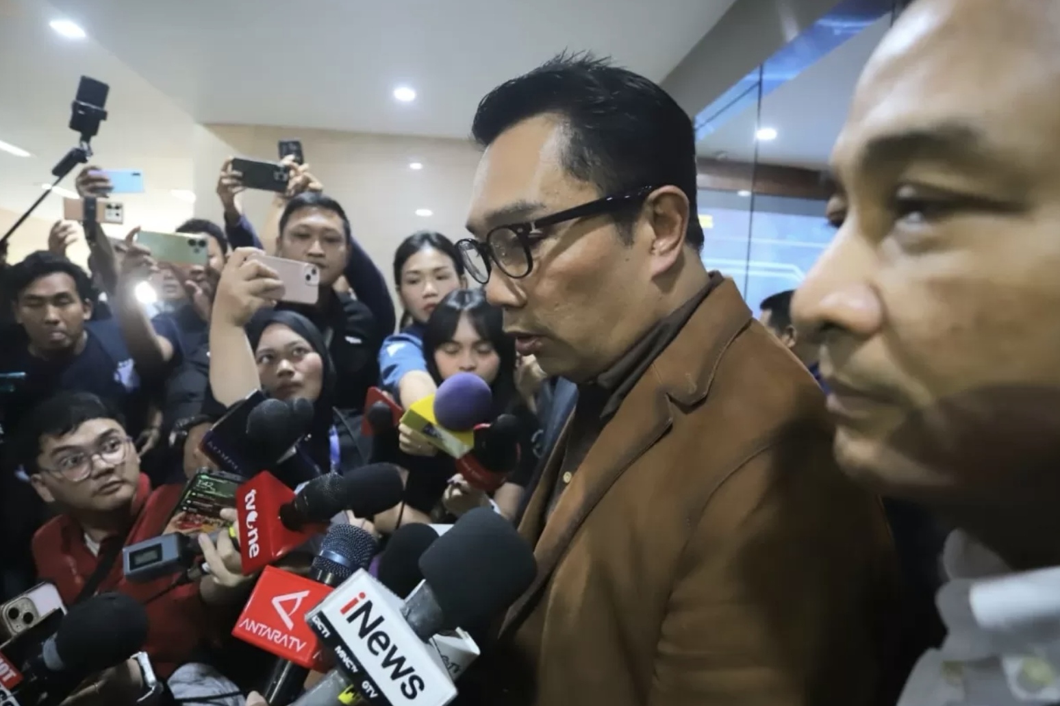 Mantan Gubernur Jawa Barat Ridwan Kamil menjawab pertanyaan awak media usai menjalani tes DNA di Bareskim Polri, Jakarta, Kamis (7/8/2025). (Dery Ridwansah/ JawaPos.com)