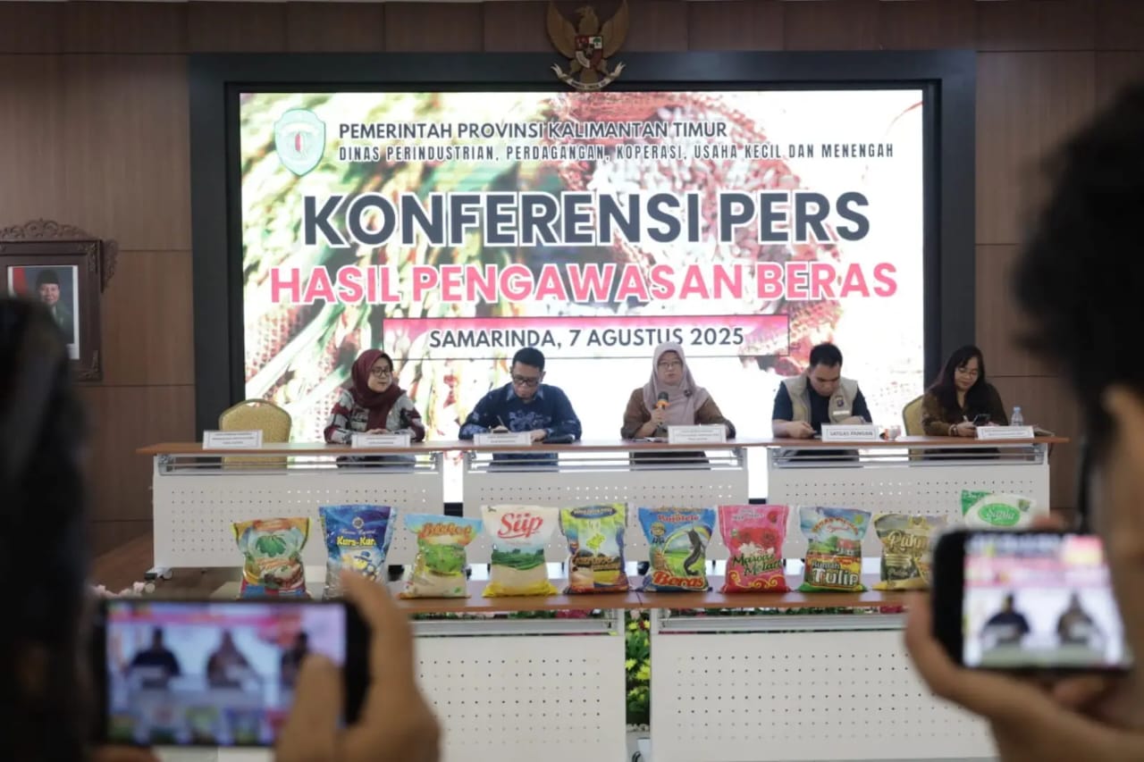 PENGAWASAN: Jajaran DPPKUKM Kaltim saat melakukan rilis atas pengawasan khusus pada 23-24 Juli 2025 di Kota Samarinda dan Balikpapan. (DISKOMINFO KALTIM UNTUK BERAU POST)