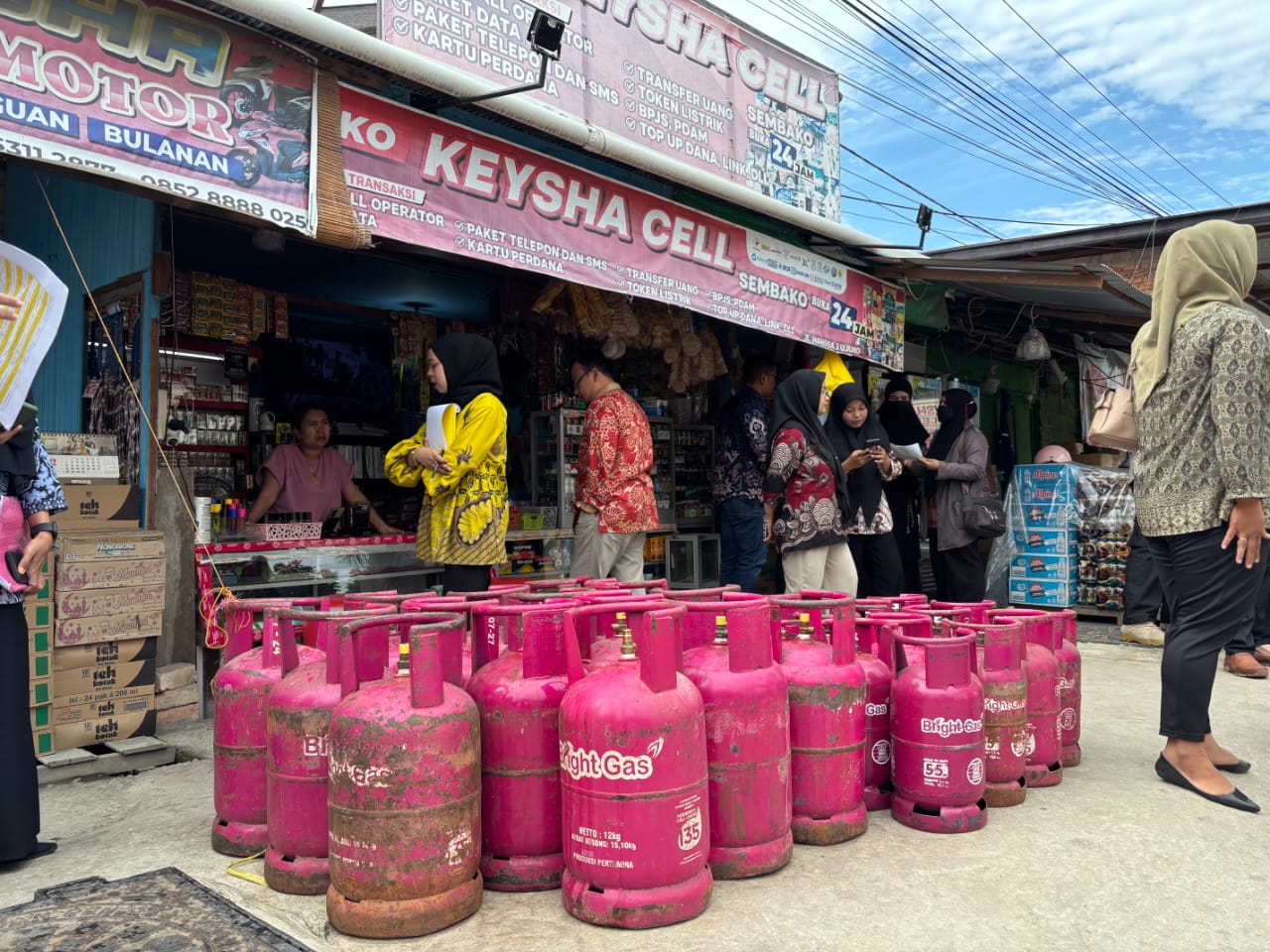 PENGAWASAN: Diskoperindag Berau bersama tim, melakukan pengawasan gas melon di tingkat pangkalan yang ada di Kecamatan Tanjung Redeb, Kamis (7/8). (IZZA/BP)