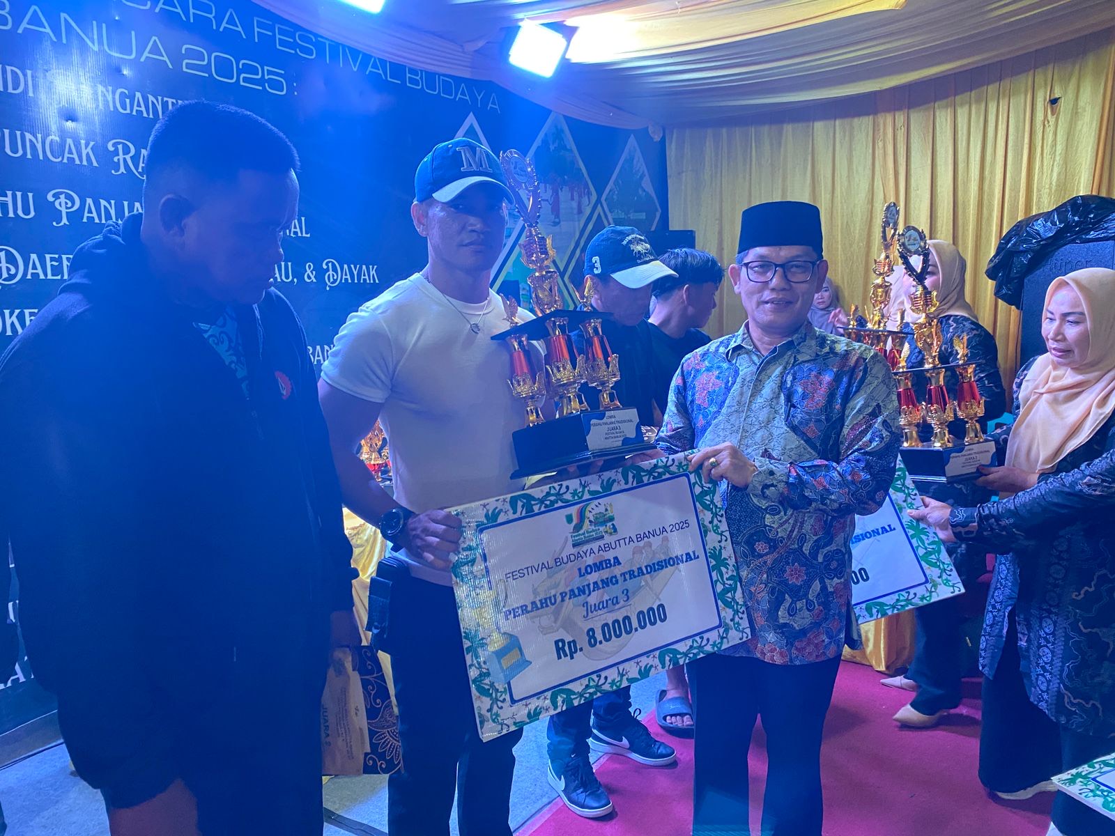 PENUTUPAN: Rangkaian penutupan kegiatan Abutta Banua yang dilaksanakan di depan Keraton Sambaliung, Rabu (6/8) malam. (IZZA/BP)