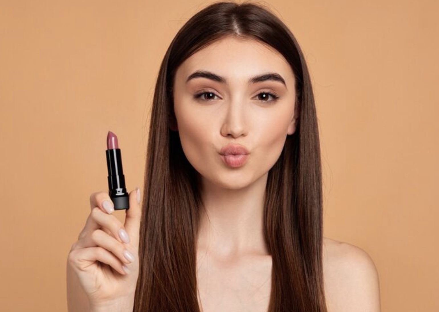 Ilustrasi menggunakan lipstik nude (Freepik)