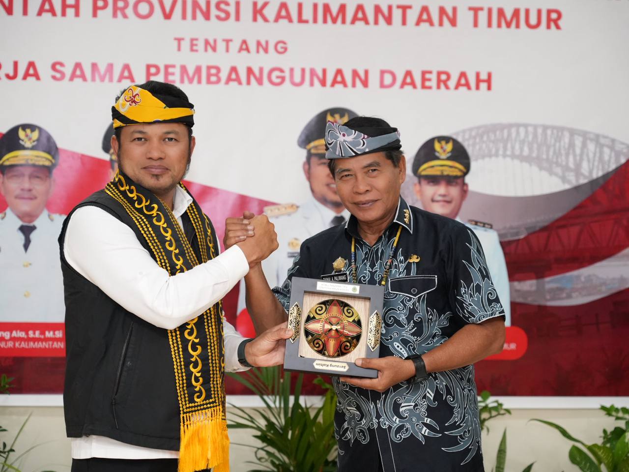 BANGUN KALTIM: Gubernur Kaltim H Rudy Mas&rsquo;ud dan Gubernur Kaltara Zainal Paliwang menunjukkan kesepakatan bersama untuk kerja sama pembangunan daerah. (AHMAD RIANDI/ADPIMPROV KALTIM)