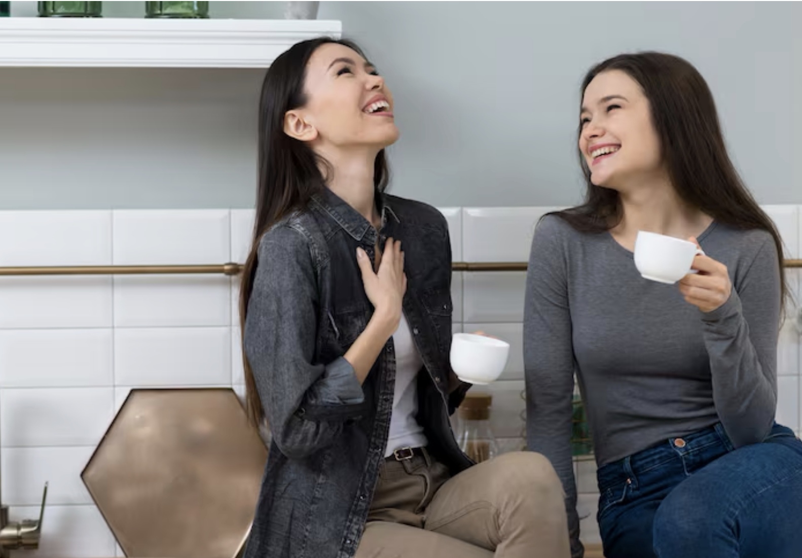 Ilustrasi dua orang yang sedang berbincang santai di sebuah kafe, dengan ekspresi wajah yang menunjukkan ketertarikan dan koneksi yang terjalin. (Freepik)