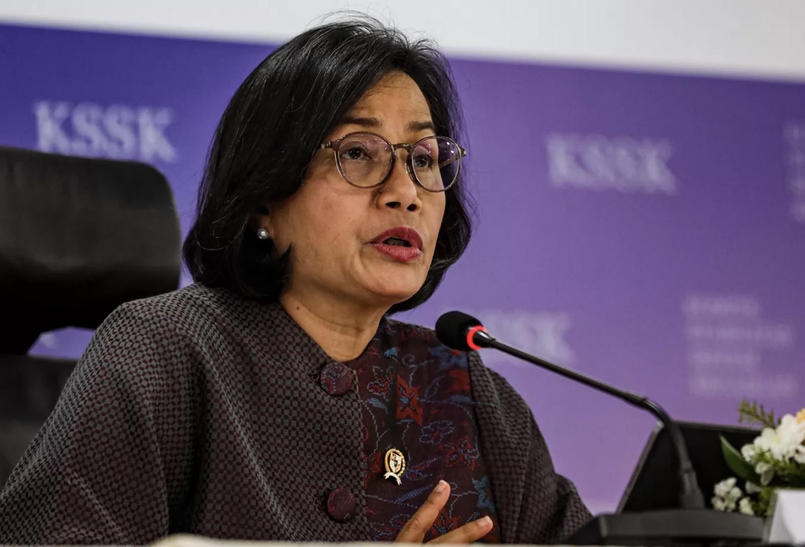 Menteri Keuangan Sri Mulyani Indrawati saat konferensi pers hasil rapat berkala Komite Stabilitas Sistem Keuangan (KSSK) di Jakarta, Senin (28/7/2025). (Salman Toyibi/Jawa Pos)