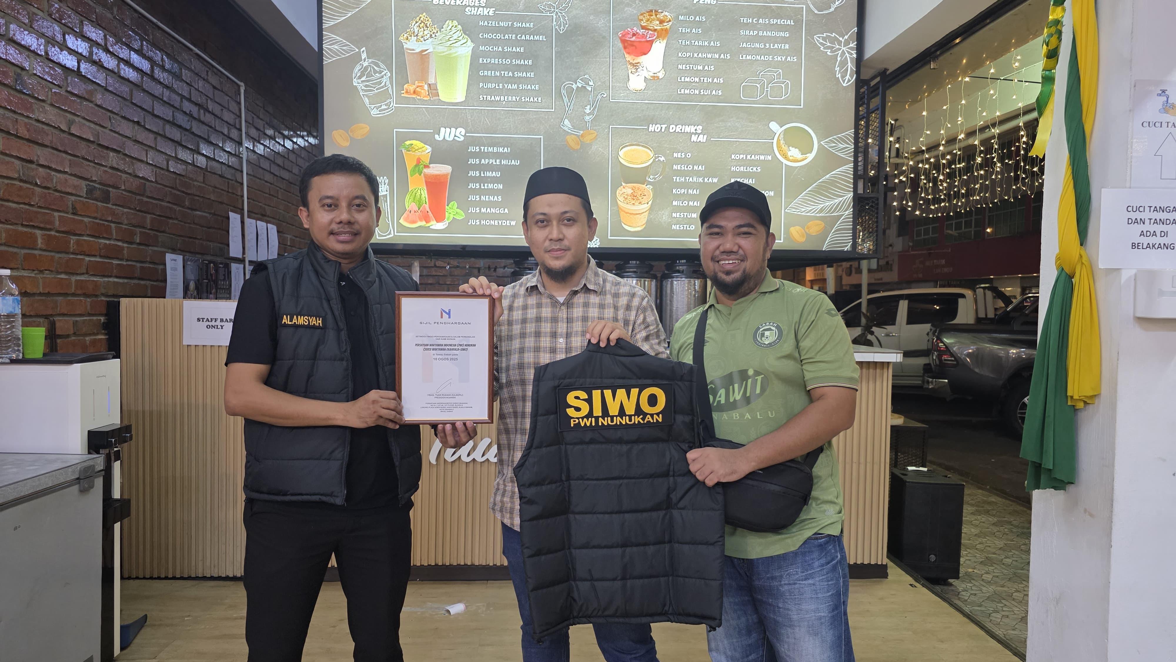 PERKUAT HUBUNGAN: Pengurus SIWO Nunukan koordinasi dengan wartawan Sabah, Malaysia, Minggu (10/8). (SIWO PWI NUNUKAN UNTUK HRK)