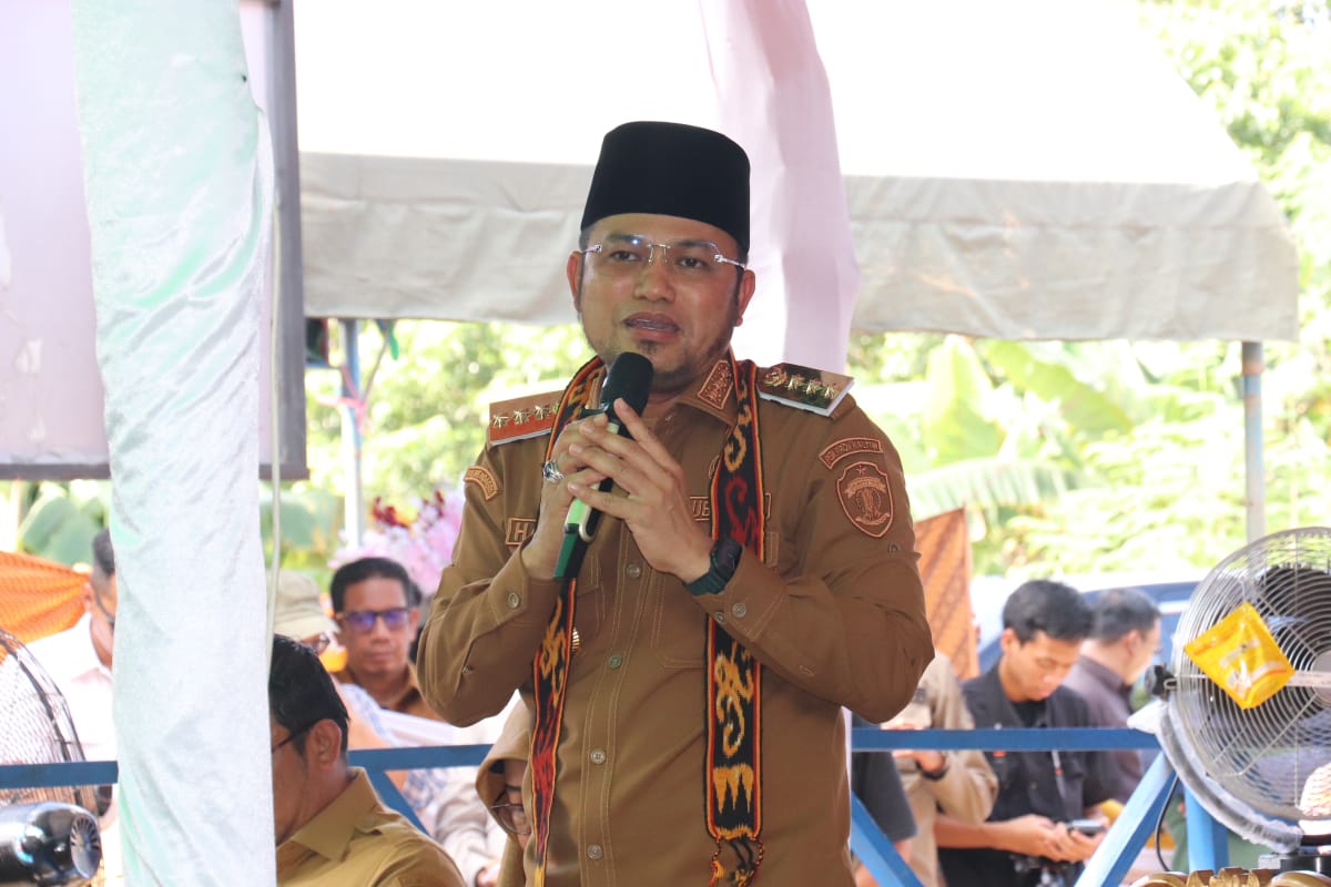 DIALOG: Warga dan sejumlah pejabat menghadiri dialog terbuka yang dihadiri Gubernur Kaltim Rudy Mas&rsquo;ud. (DISKOMINFO KALTIM UNTUK BERAU POST)
