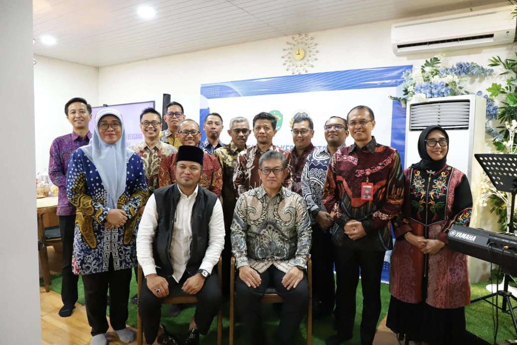 ASET DAERAH: Foto bersama jajaran Pemprov Kaltim setelah penandatanganan kerja sama dengan Kantor Wilayah Badan Pertanahan Nasional Kaltim serta Kantor kabupaten/kota se-Kaltim. (DISKOMINFO KALTIM)