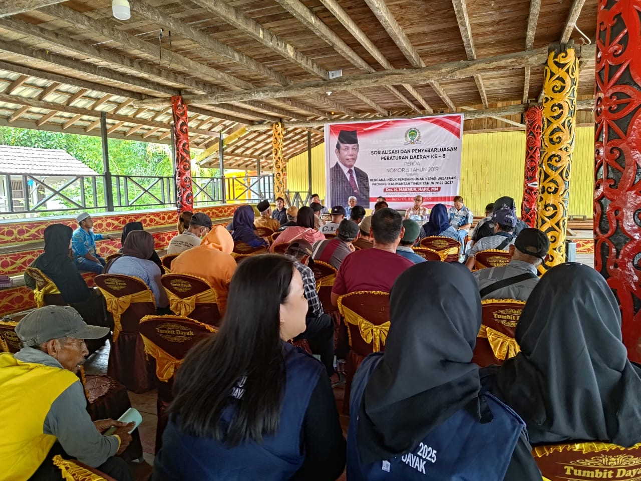 TATAP MUKA: Makmur HAPK saat melakukan sosialisasi di Kampung Tumbit Dayak Minggu (10/8) lalu. (ARTA KUSUMA YUNANDA/BP)