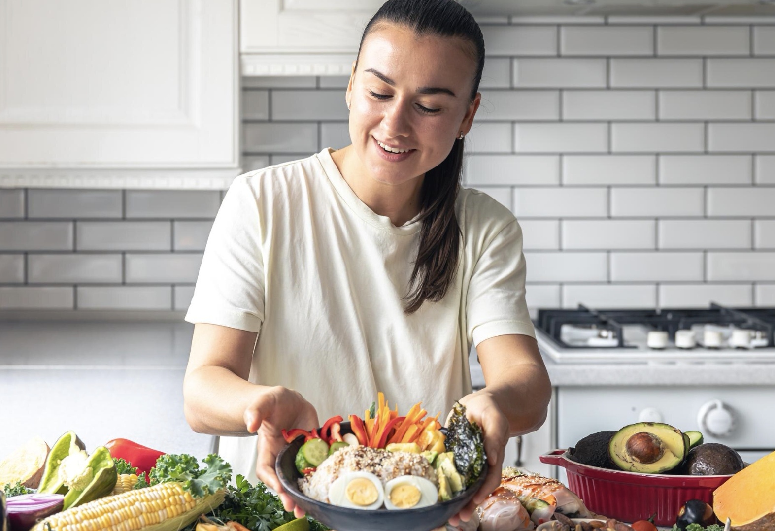 Temukan strategi nutrisi yang tepat untuk mendukung latihan Anda, dari asupan protein hingga hidrasi yang optimal. (Freepik)