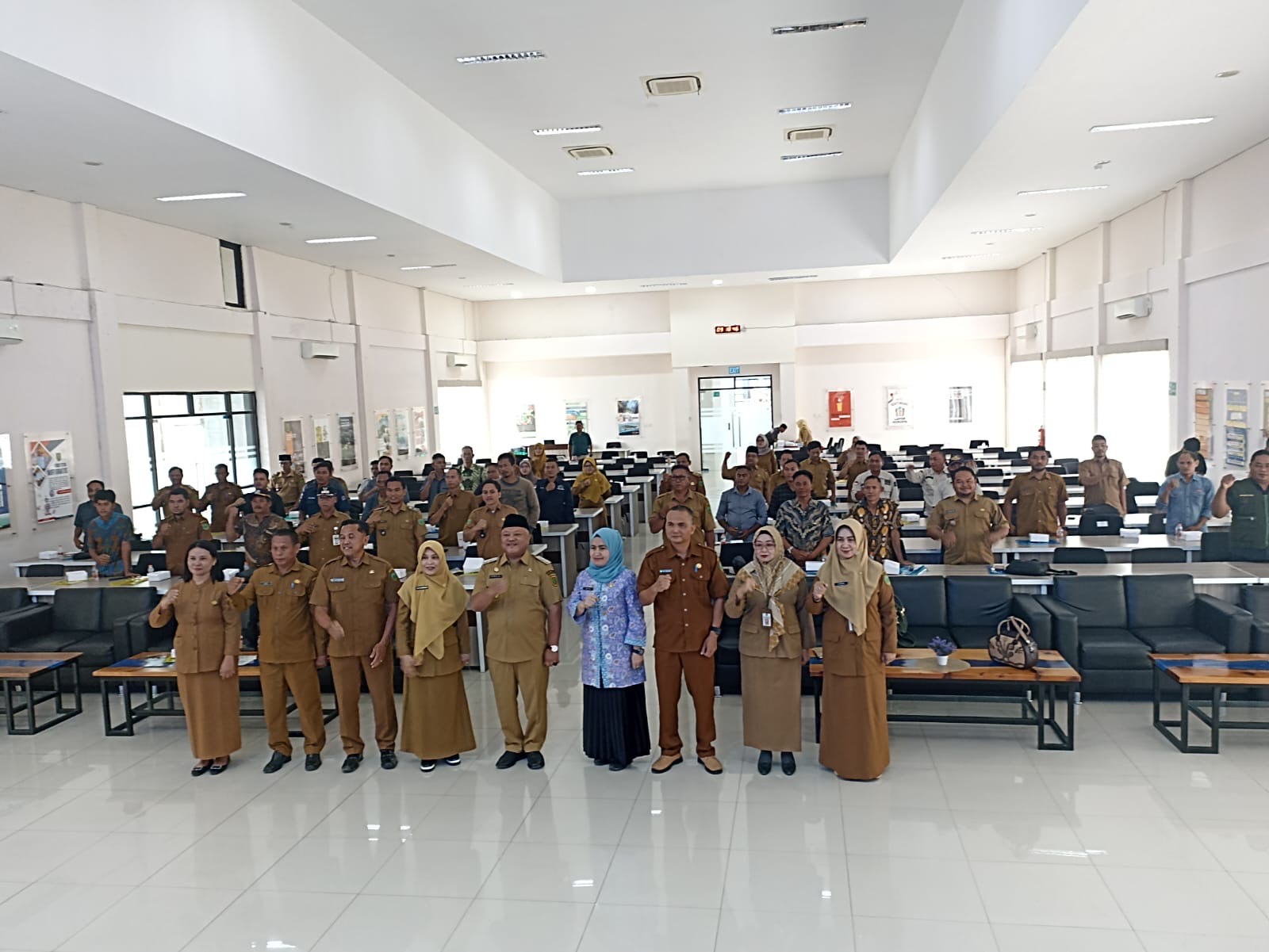 TINGKATKAN KAPASITAS: Jajaran Pemkab Berau bersama peserta pelatihan peningkatan kapasitas bagi LPM di kampung-kampung melakukan foto bersama, Selasa (12/8). (IZZA/BP)