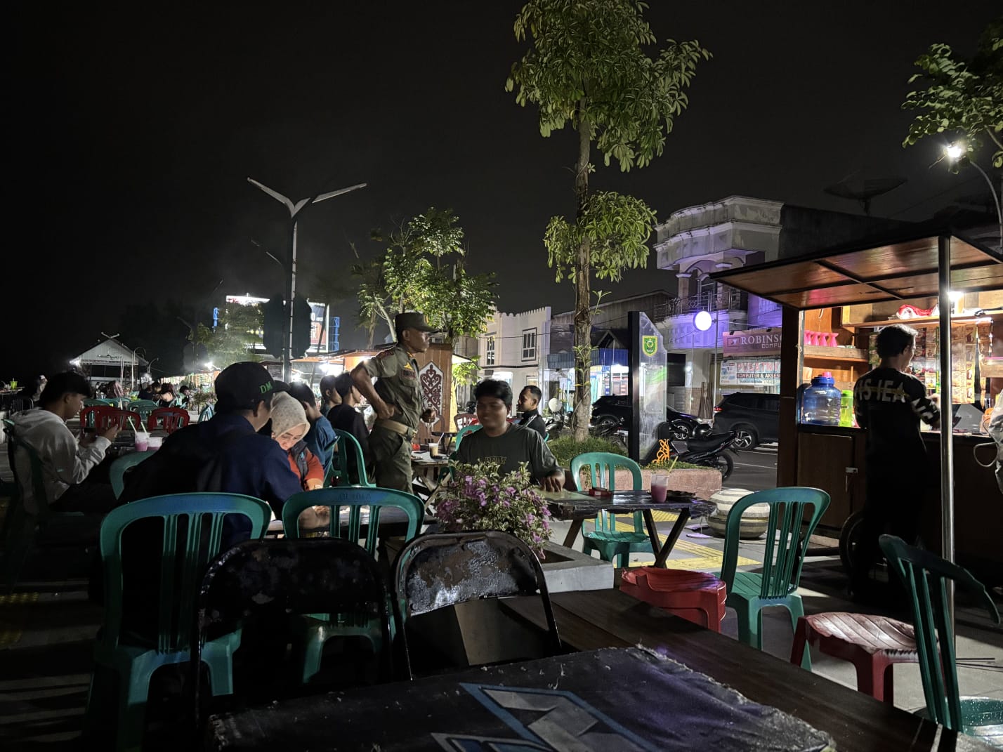 DIMINTA TERTIB: PKL di Tepian Jalan Pulau Derawan dan Jalan Ahmad Yani diminta tertib mematikan musik mulai pukul 23.00 WITA agar tidak mengganggu ketertiban. (IZZA/BP)