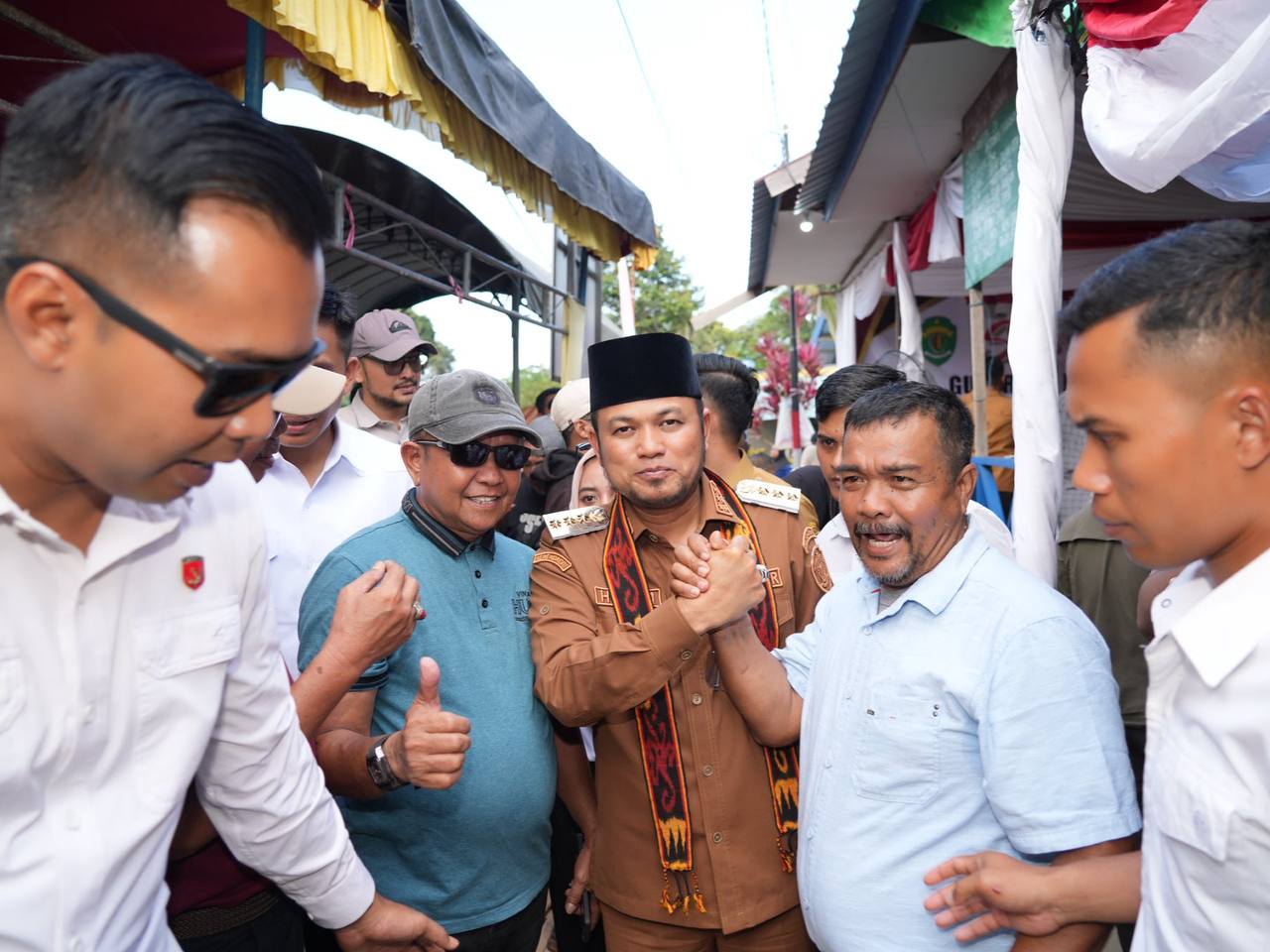 CARI SOLUSI: Kunjungan ke Dusun Sidrap, Kecamatan Teluk Pandan, Kabupaten Kutai Timur dilakukan langsung oleh Gubernur Harum dalam upaya mencari solusi terbaik. (AHMAD RIYANDI/ADPIMPPROV KALTIM)