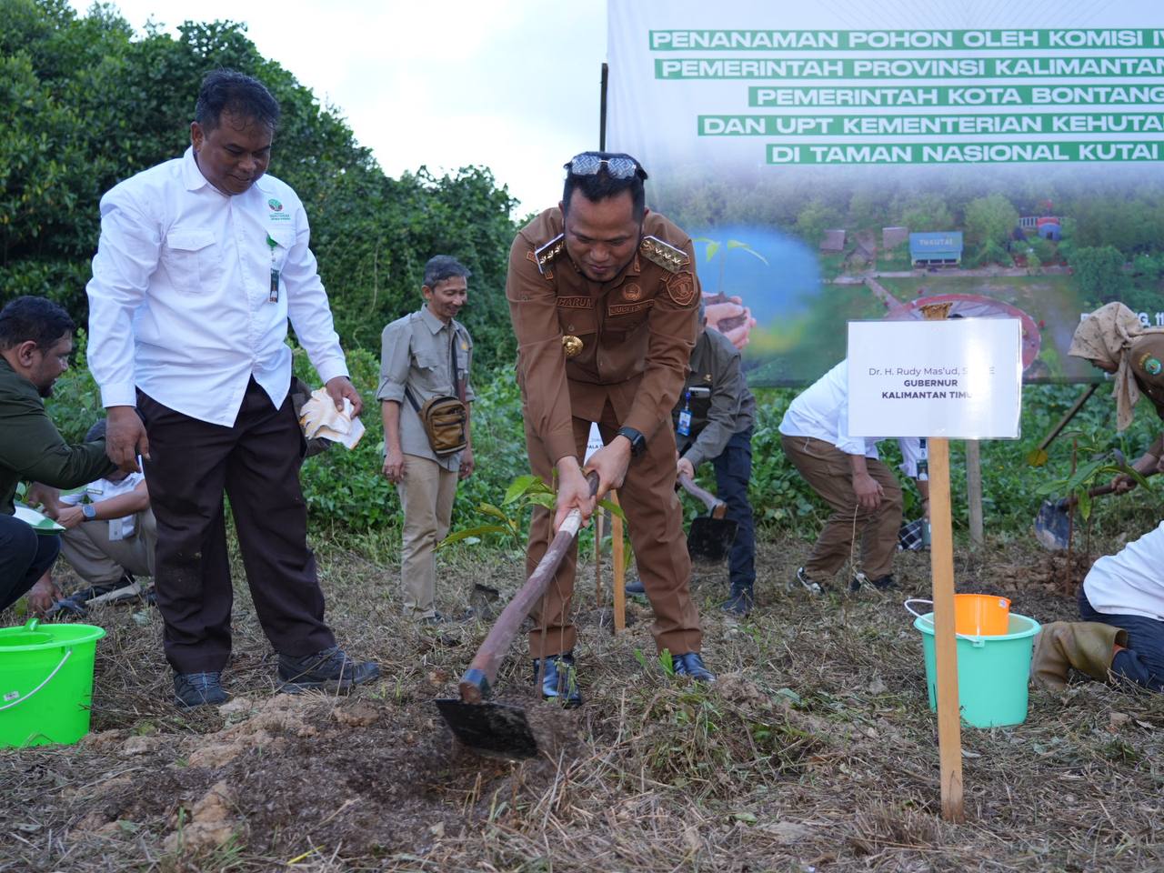 PEMBANGUNAN HIJAH: Gubernur Harum menanam bibit pohon yang baru saja ditanam yang merupakan komitmen Kaltim untuk pembangunan hijau berkelanjutan dan pelestarian lingkungan. (AHMAD RIYANDI/ADPIMPROV )