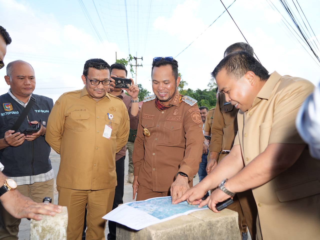 TAPAL BATAS: Gubernur Harum saat meninjau tapal batas Kutim dan Bontang di Dusun Sidrap, Kecamatan Teluk Pandan, Kutai Timur. (AHMAD RIYANDI/ADPIMPROV KALTIM)