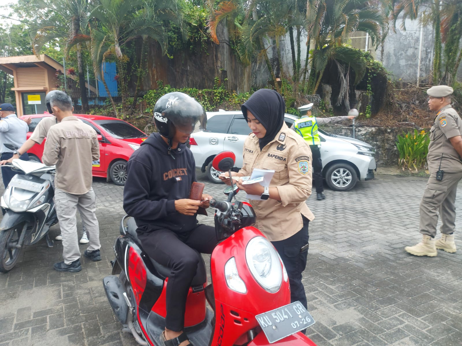 PAJAK KENDARAAN: Petugas UPT Samsat Tarakan saat memerika pajak kendaraan bermotor. (HRK)