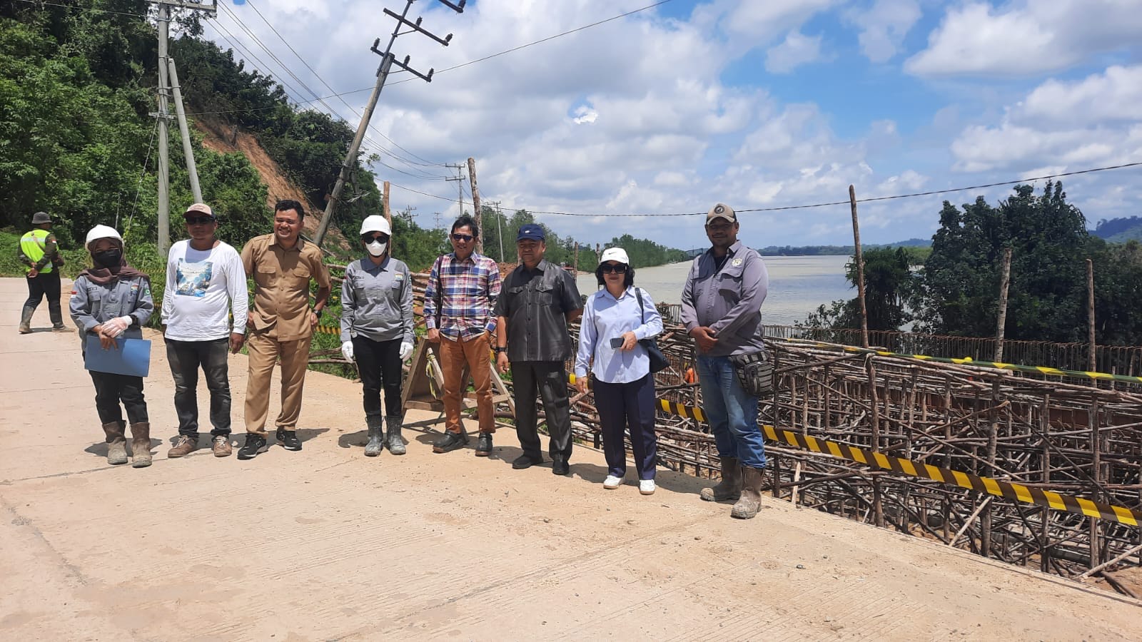 DITINJAU: Jajaran Komisi III DPRD Berau memantau pelaksanaan pembangunan turap di Kampung Gurimbang, Sambaliung. (SENO/BP)