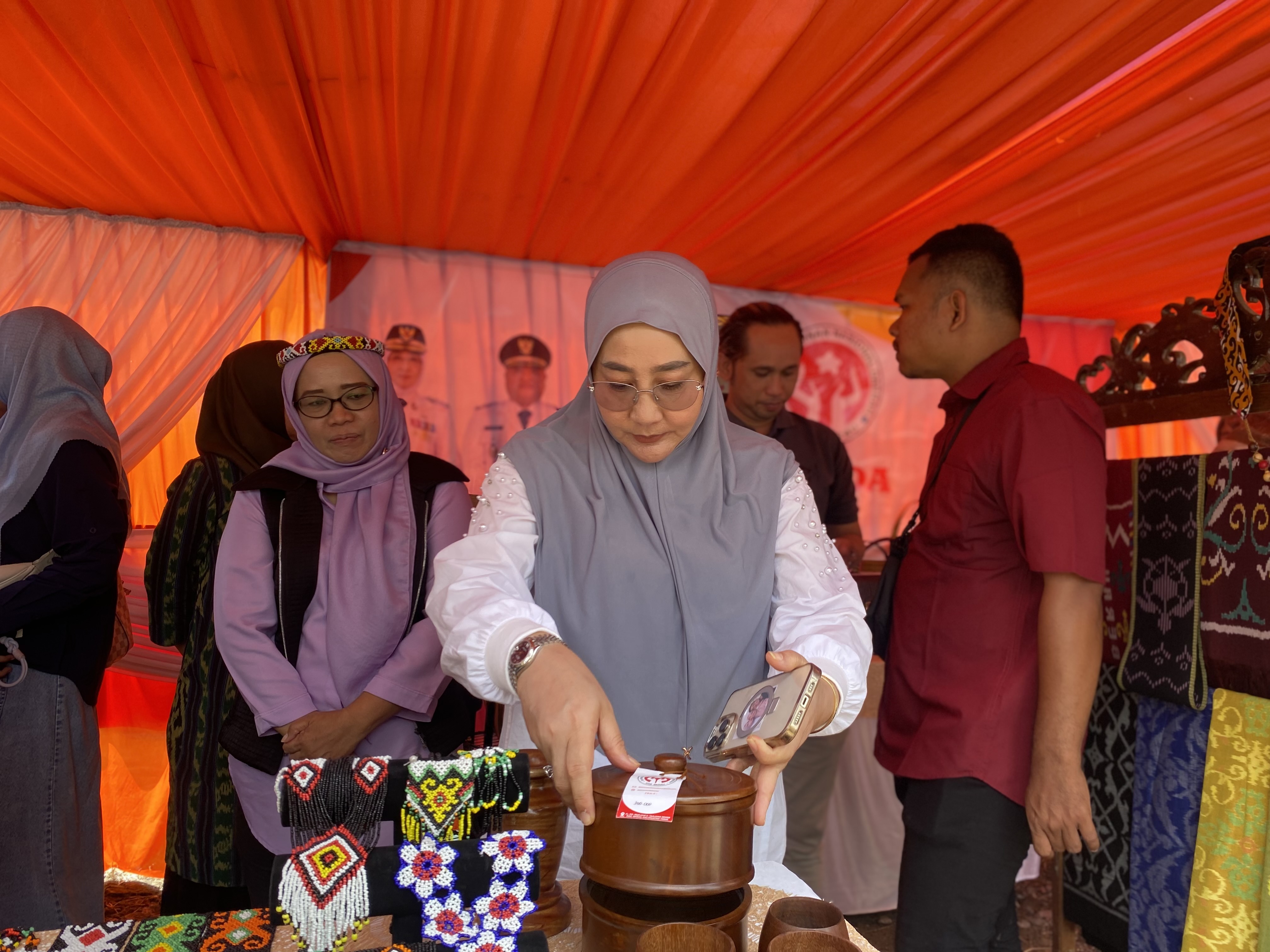 PROMOSI: Bupati Sri Juniarsih mendorong pemanfaatan media sosial sebagai sarana promosi produk UMKM, agar jangkauan pasarnya bisa digapai lebih luas. (SENO/BP)