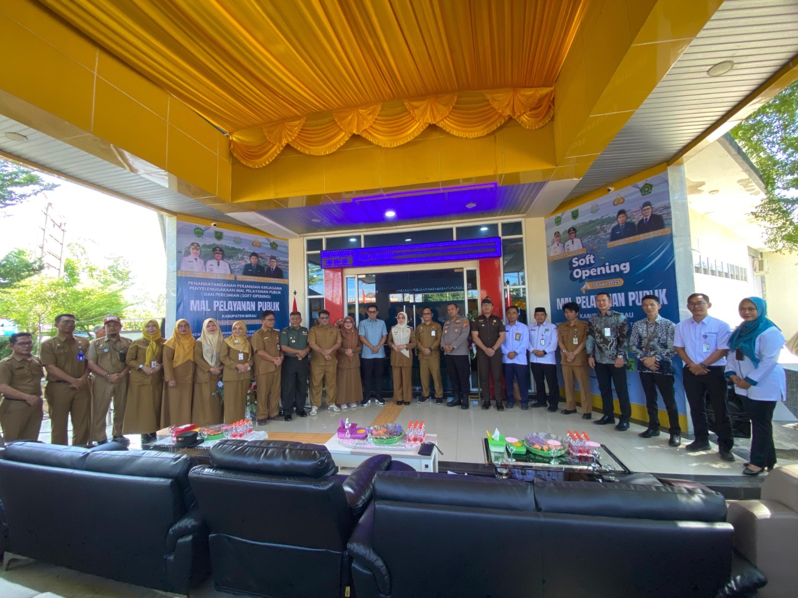 SATU PINTU: Kepala BPJS Ketenagakerjaan Mulyana foto bersama usai kegiatan kemarin. (ARTA KUSUMA YUNANDA/BP)