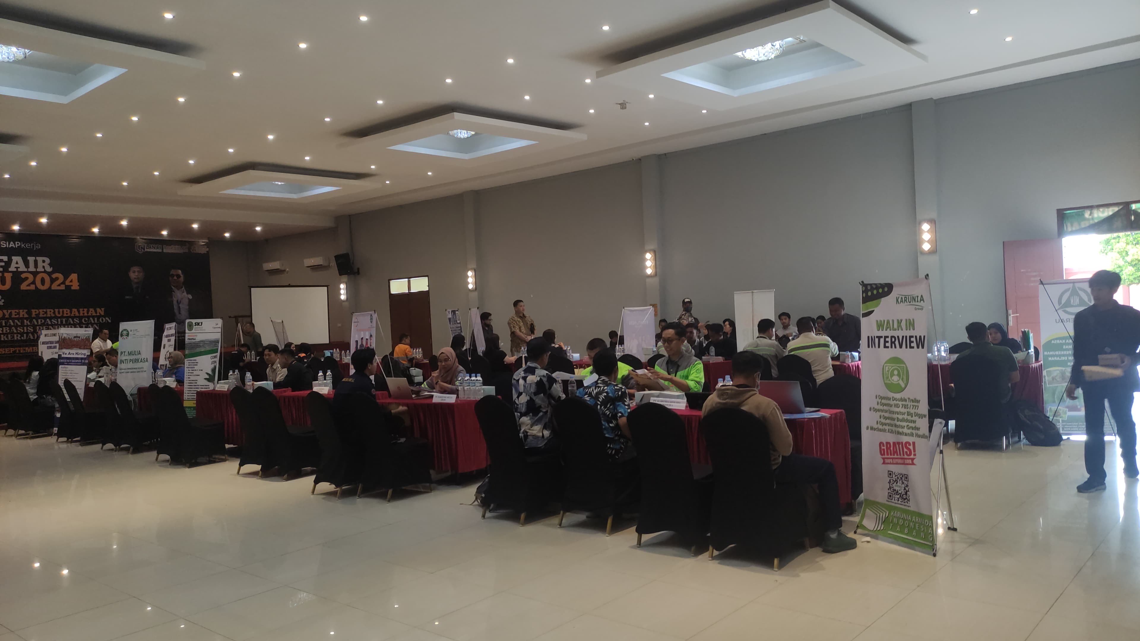 PELAKSANAAN JOB FAIR: Suasana job fair pada tahun 2024, dan tahun ini Disnakertrans berencana akan menggelar job fair pada 30-31 Agustus mendatang. (BERAU POST)