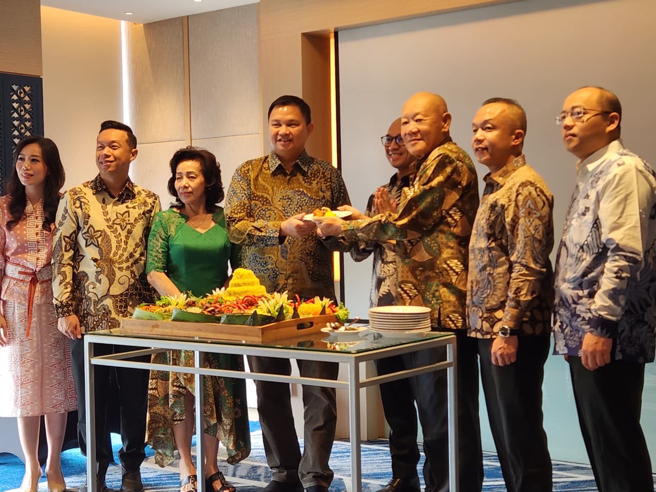 POTONG TUMPENG: Owner Mercure Berau, Oetomo Lianto, saat memotong puncak tumpeng pada Soft Opening Mercure Berau yang digelar, Jumat (15/8). (SENO/BP)