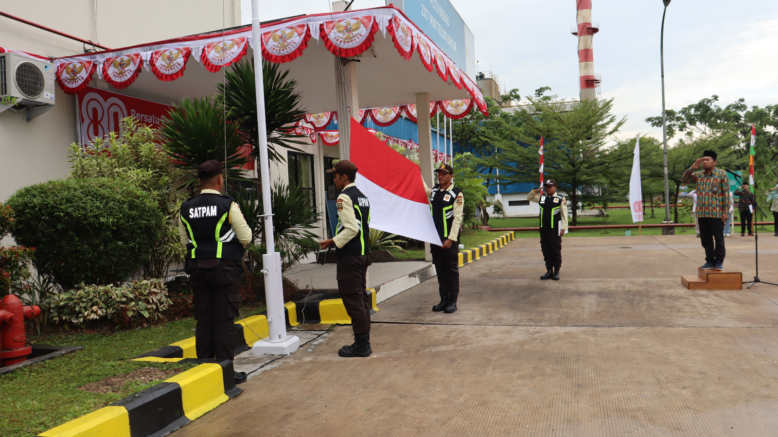 PENGIBARAN BENDERA: PLN IP UBP Berau melaksanakan pengibaran bendera peringati HUT Republik Indonesia. ((PLN INDONESIA POWER UBP BERAU))