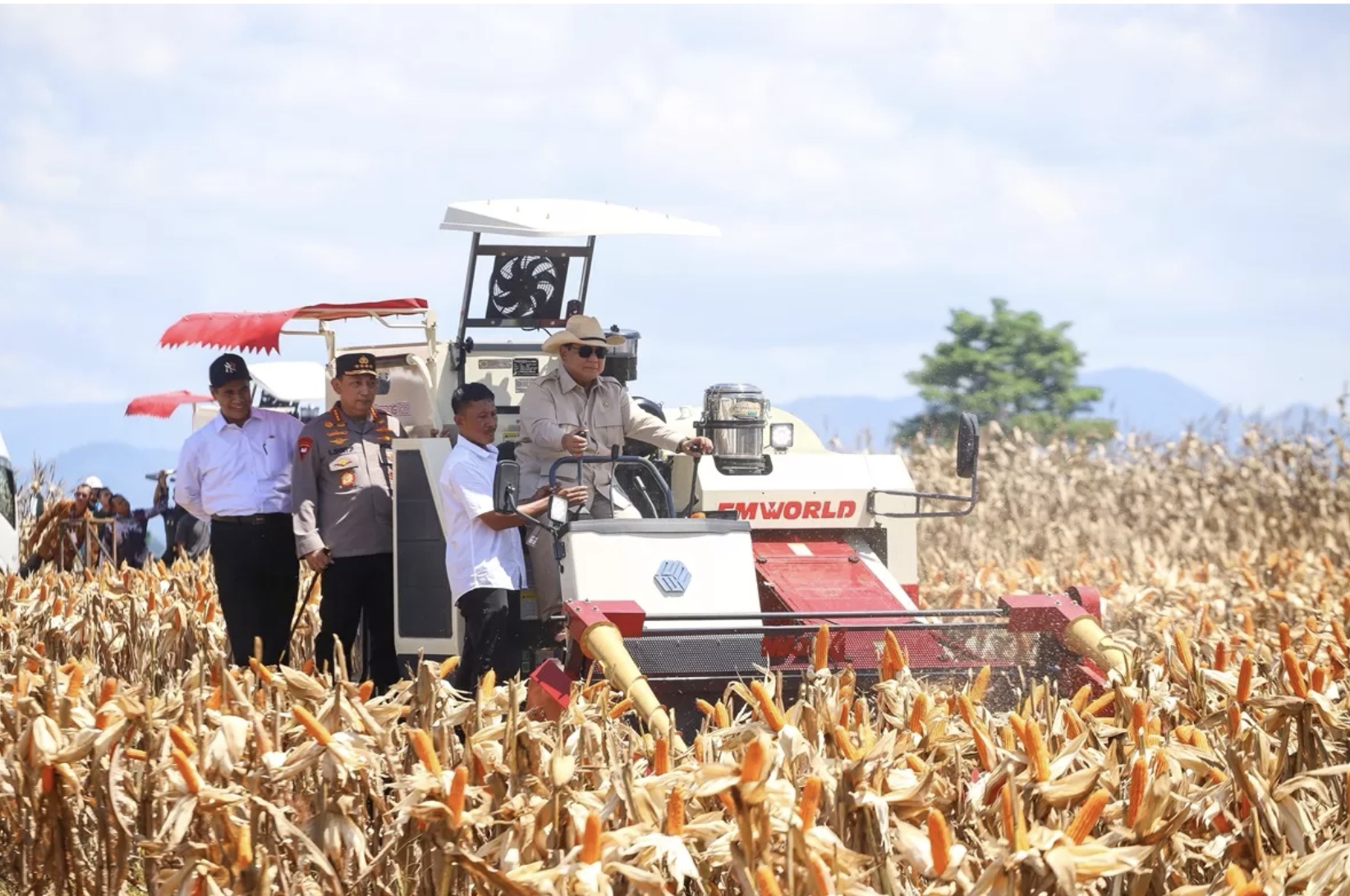 Presiden Prabowo bersama Mentan Andi Amran Sulaiman dan Kapolri Listyo Sigit Prabowo melakukan panen raya jagung serentak di Kabupaten Bengkayang. (Humas Kementan)