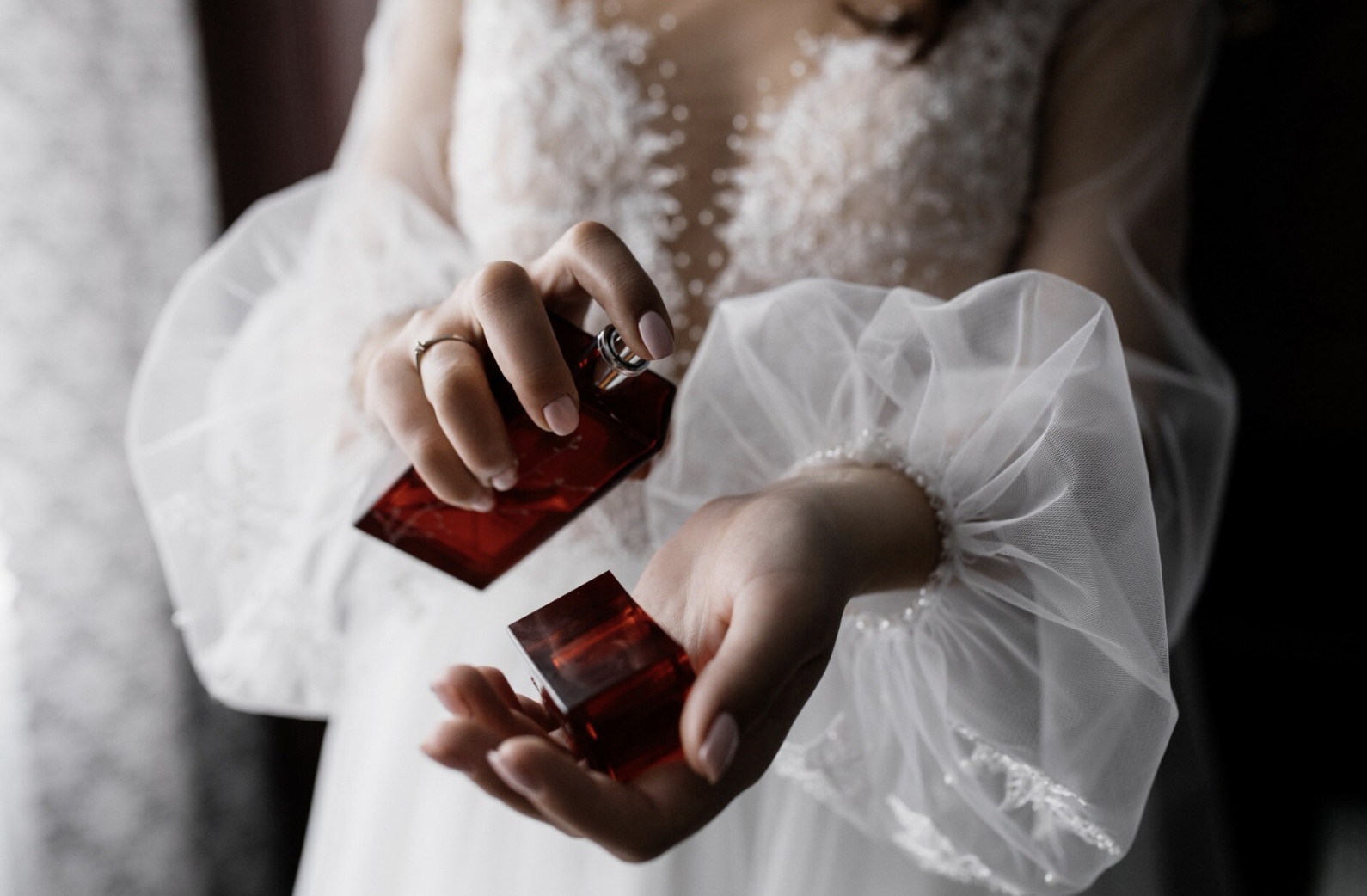 Ilustrasi penggunaan parfum. (Freepik)