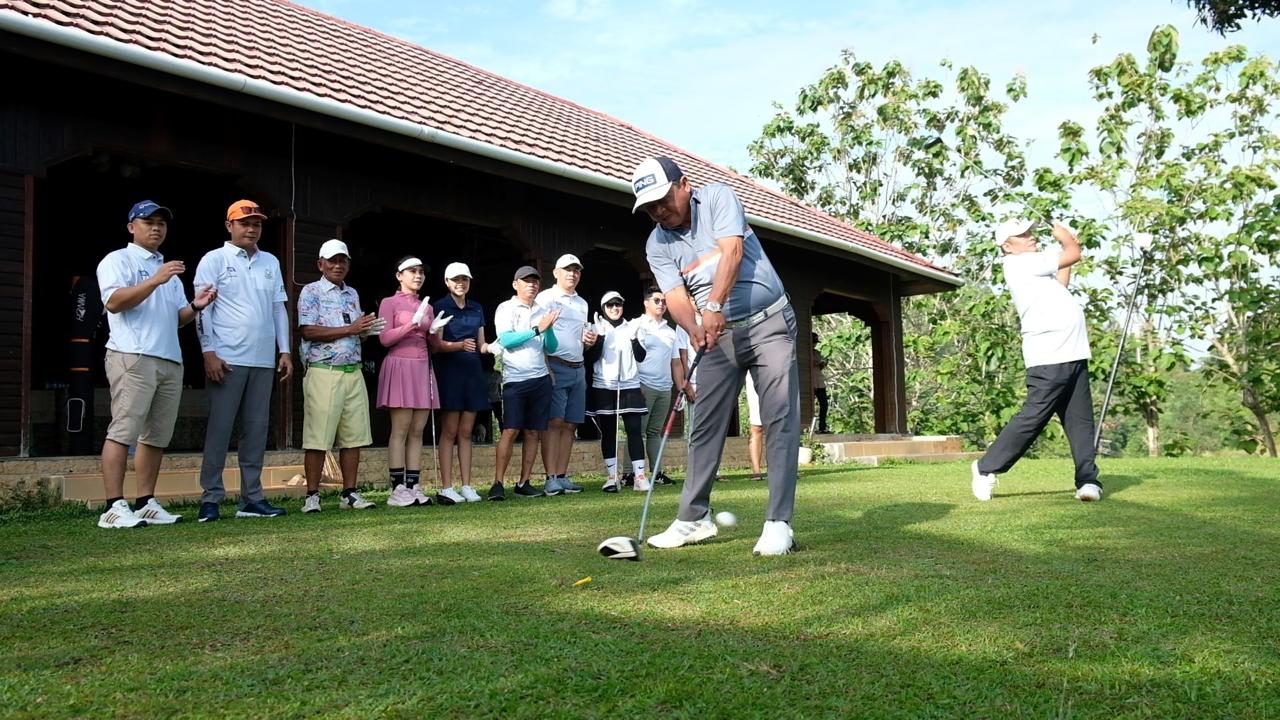 SIMBOLIS: Ketua PGI Berau H Agus Wahyudi (kiri) dan Ketua Cobra Golf Club Fadly Nonci melakukan tee off bola pertama pada gobar di Green Garden Golf Kalimarau. (IST)