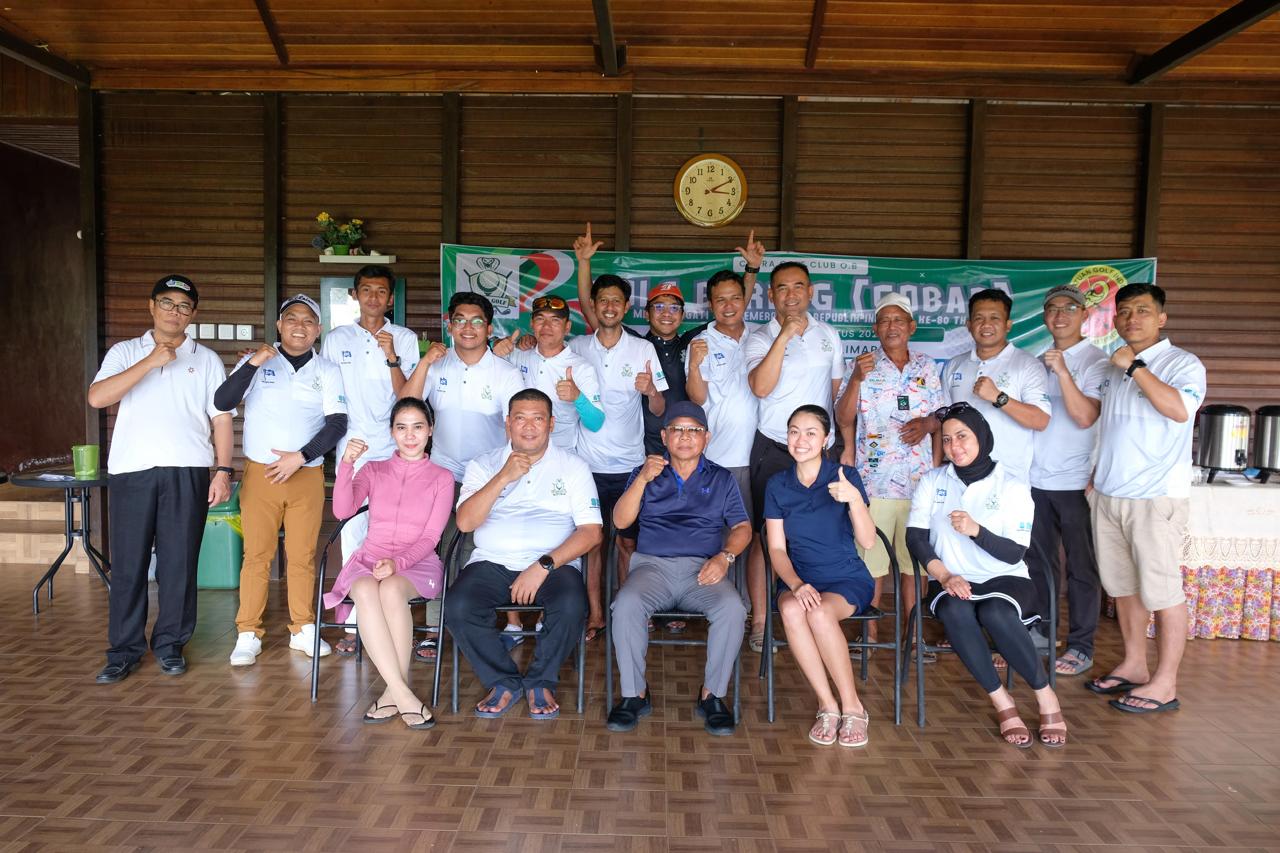 SEMUA SENANG: Peserta Gobar Cobra Golf Club berfoto bersama di akhir acara. Acara yang digelar Green Garden Golf Kalimarau itu juga dihadiri oleh Ketua PGI Kabupaten Berau. (IST)