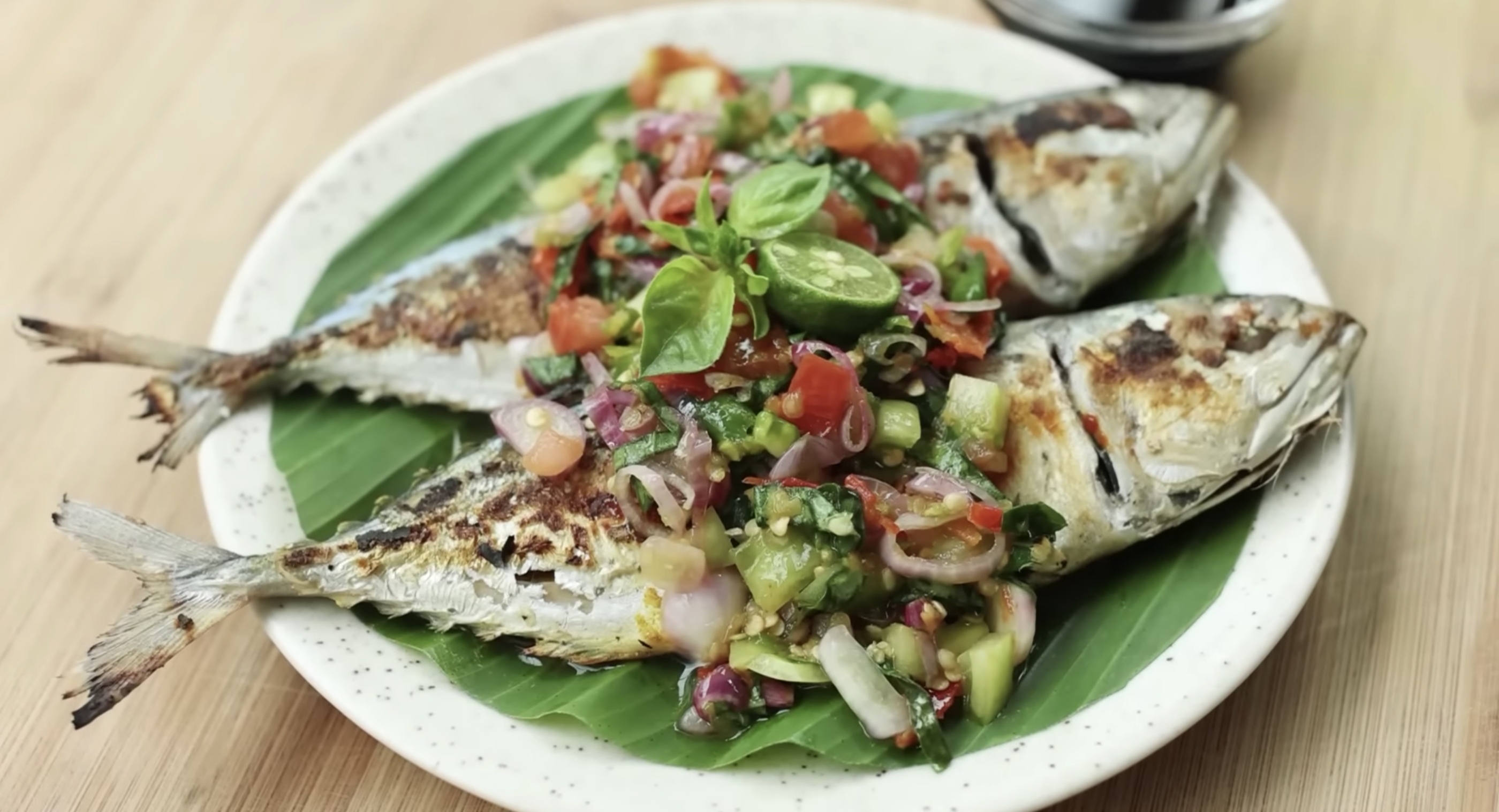 Ikan kembung bakar sambal colo-colo. (YouTube Devina Hermawan)