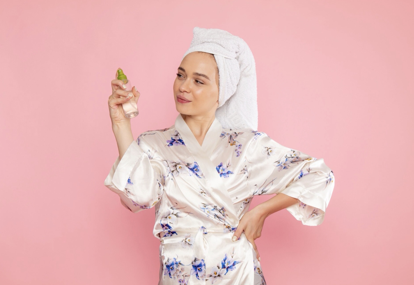 Ilustrasi pemakaian parfum setelah mandi. (Freepik)