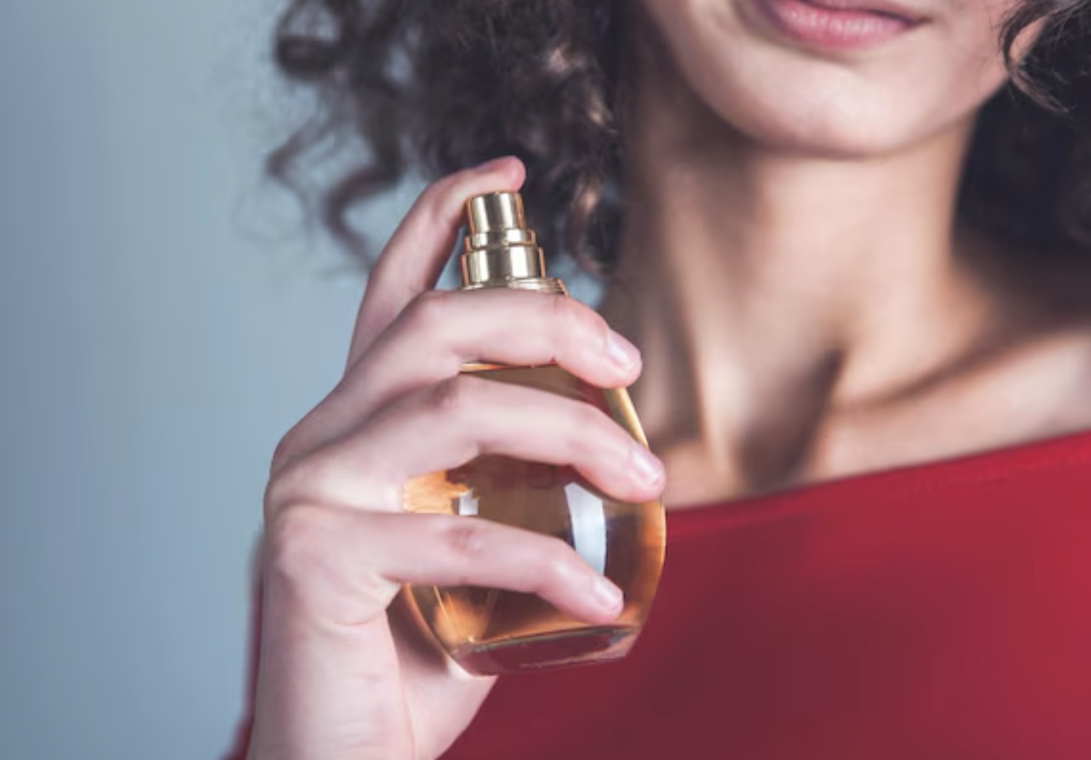 Ilustrasi penyemprotan parfum. (Freepik)