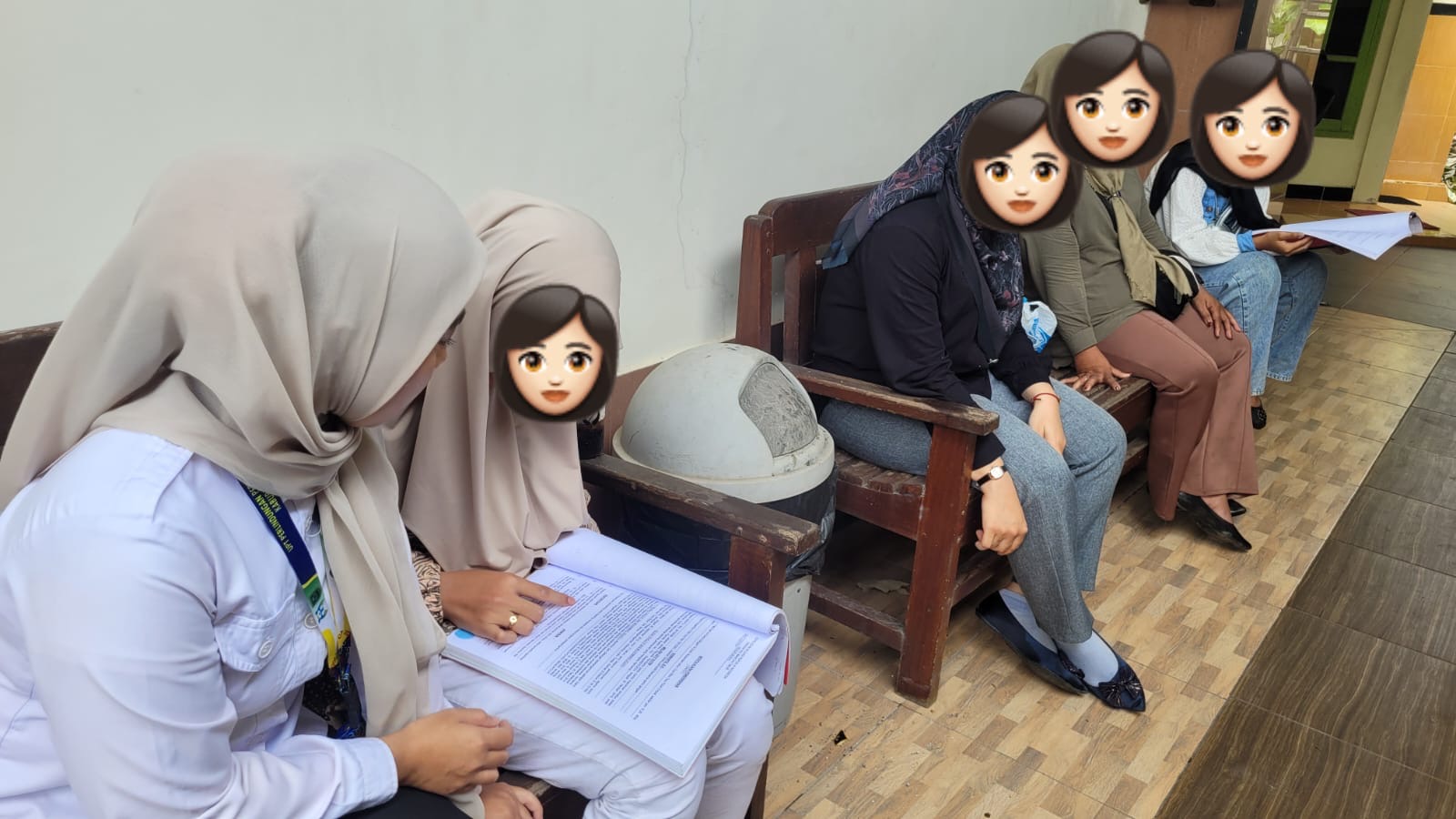 PENDAMPINGAN: Petugas UPT PPA saat melakukan pemulihan terhadap anak dan perempuan yang terkena kasus kekerasan belum lama ini. (BERAU POST)