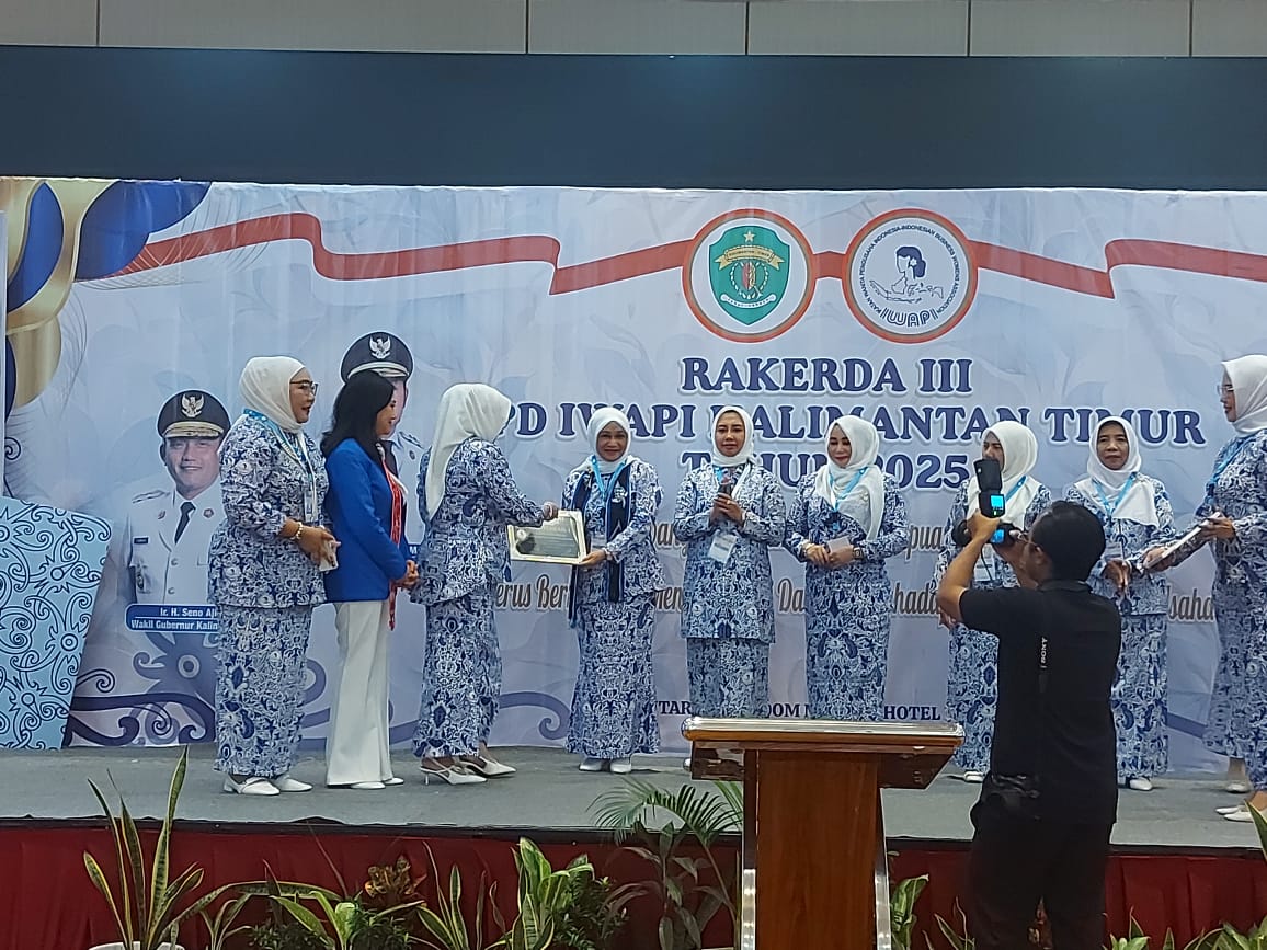 PENGHARGAAN: Ketua DPC IWAPI Berau, Ida Nursanti, saat menerima langsung piagam penghargaan sebagai DPC Terbaik I, belum lama ini. (IDA NURSANTI UNTUK BERAU POST)