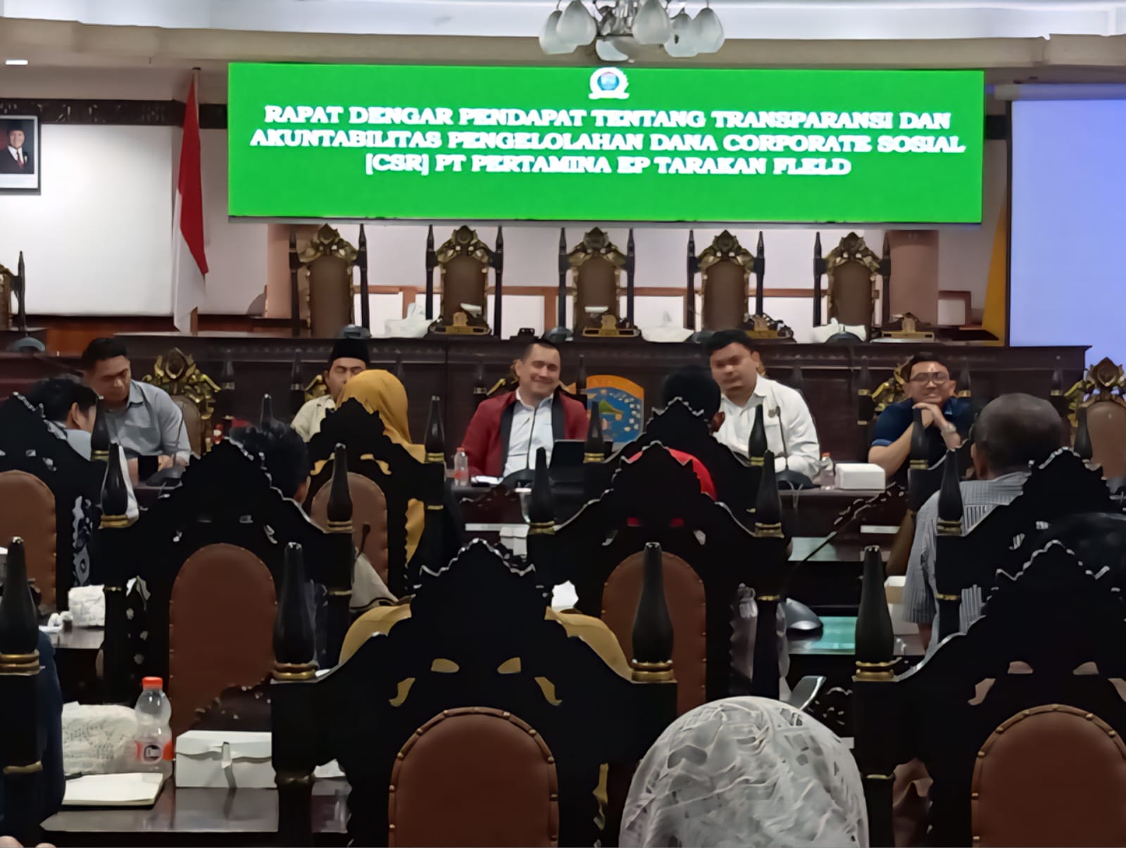 DANA CSR DIPERTANYAKAN: Sejumlah perwakilan ormas desak transparansi anggaran CSR Pertamina EP Tarakan Field di kantor DPRD Tarakan, Selasa (19/8). (SEPTIAN ASMADI/HRK)