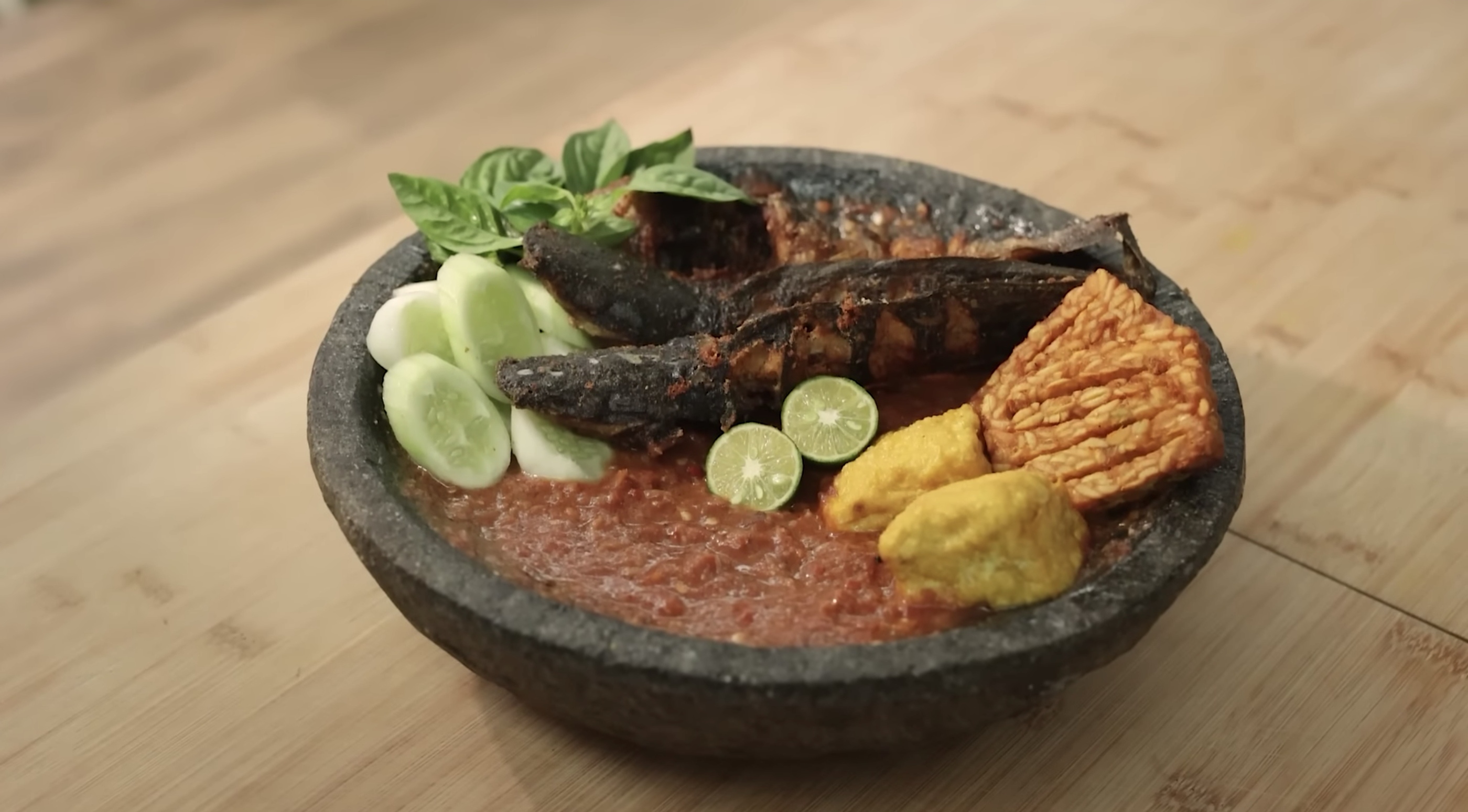 Resep Pecel Lele Khas Lamongan yang Bikin Ketagihan (foto: YouTube Devina Hermawan )