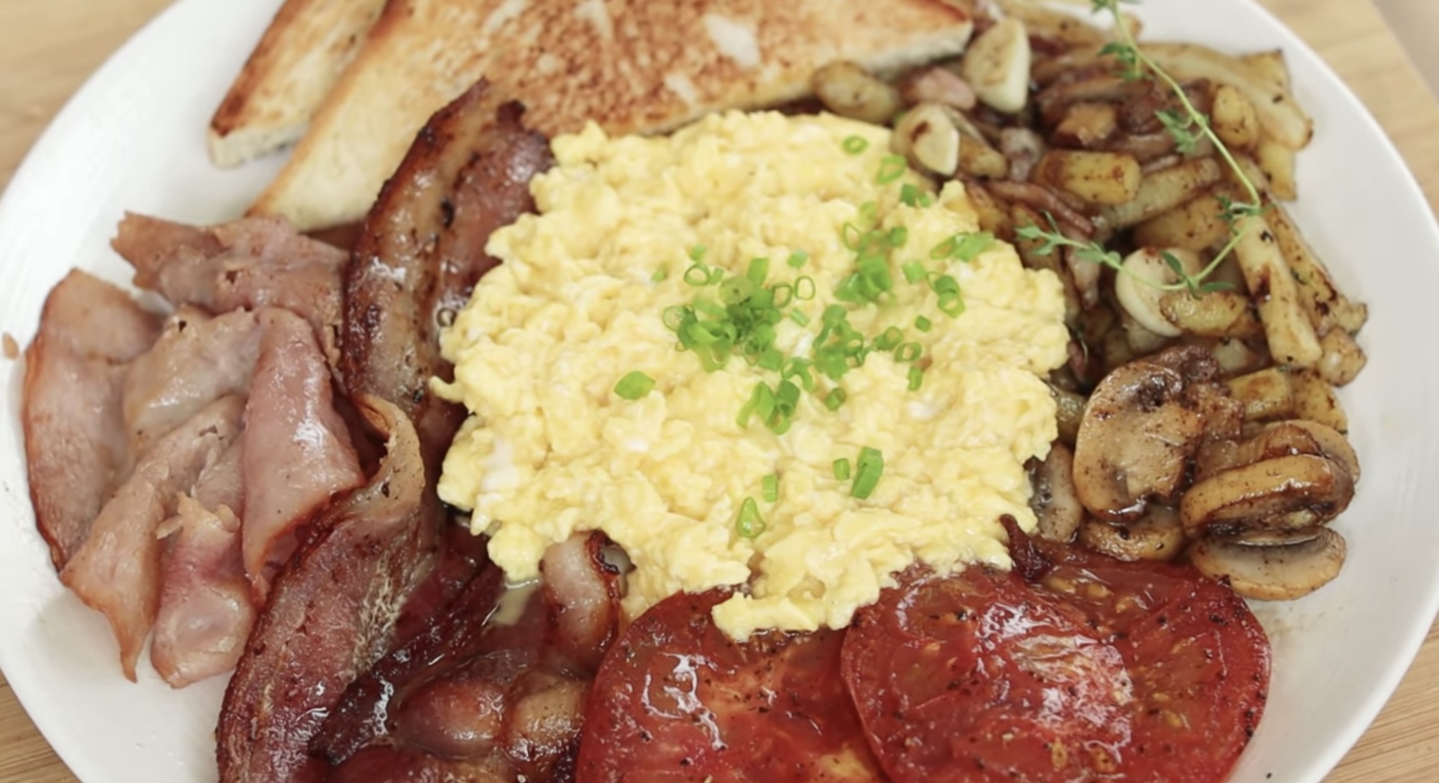 English breakfast. (YouTube Devina Hermawan)