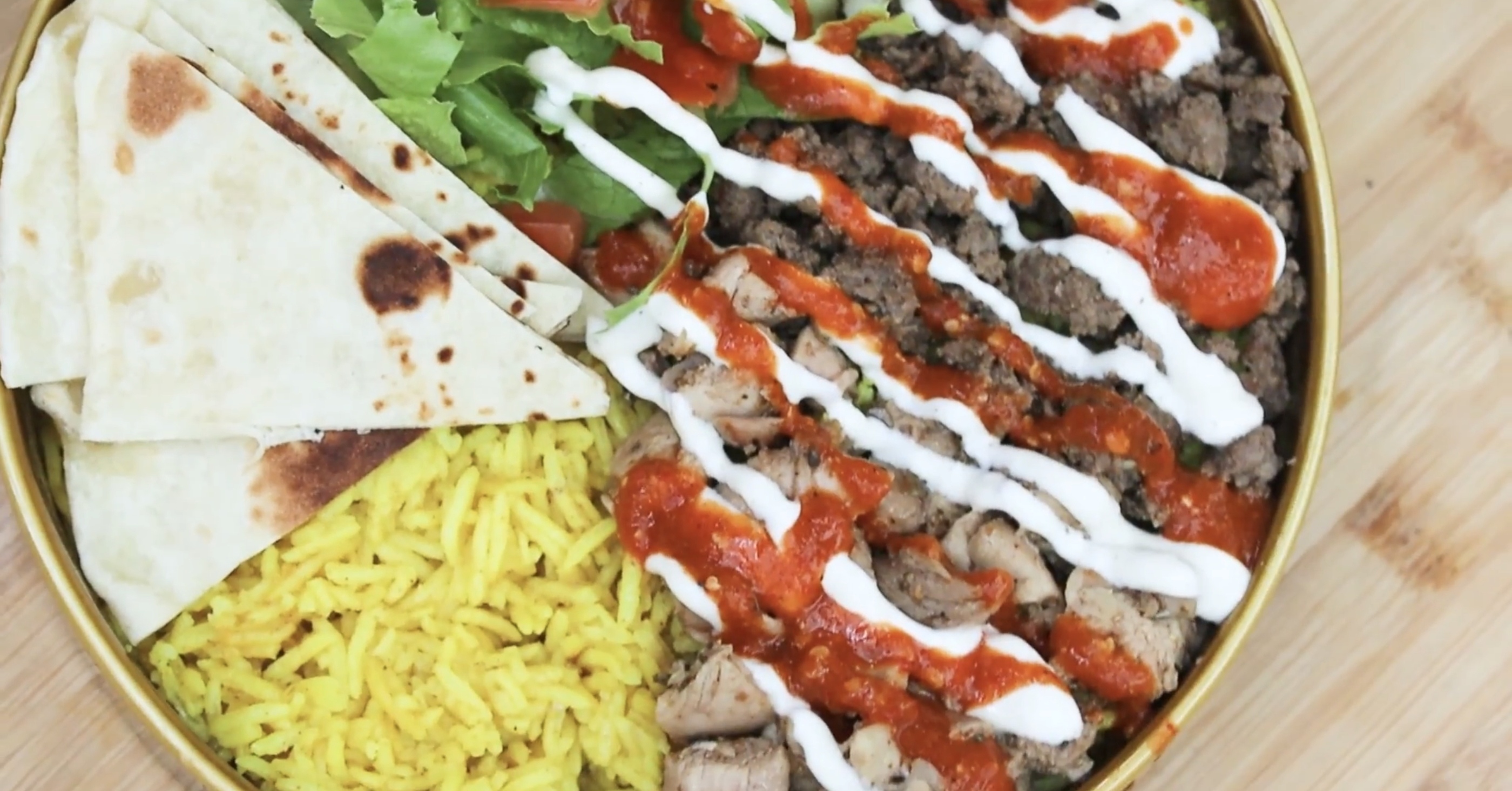 Membuat Gyro Platter ala Halal Guys New York ternyata tidak sesulit yang dibayangkan. (YouTube Devina Hermawan)