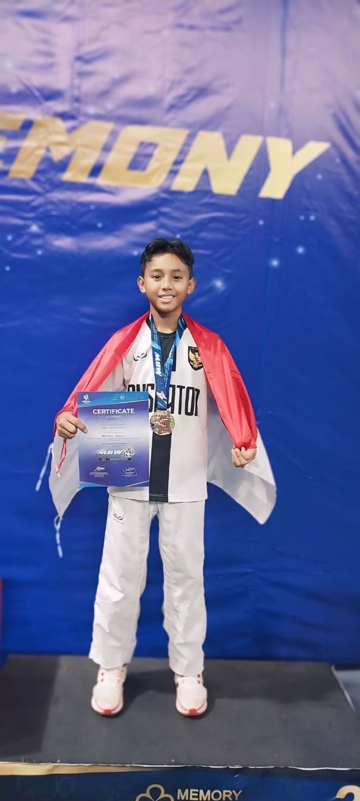 RAIH MEDALI: Wira Sakti Pratama putra daerah yang telah mewakili Indonesia di ajang bergengsi di Malaysia dan Thailand pekan lalu. (ARTA KUSUMA YUNANDA/BP)