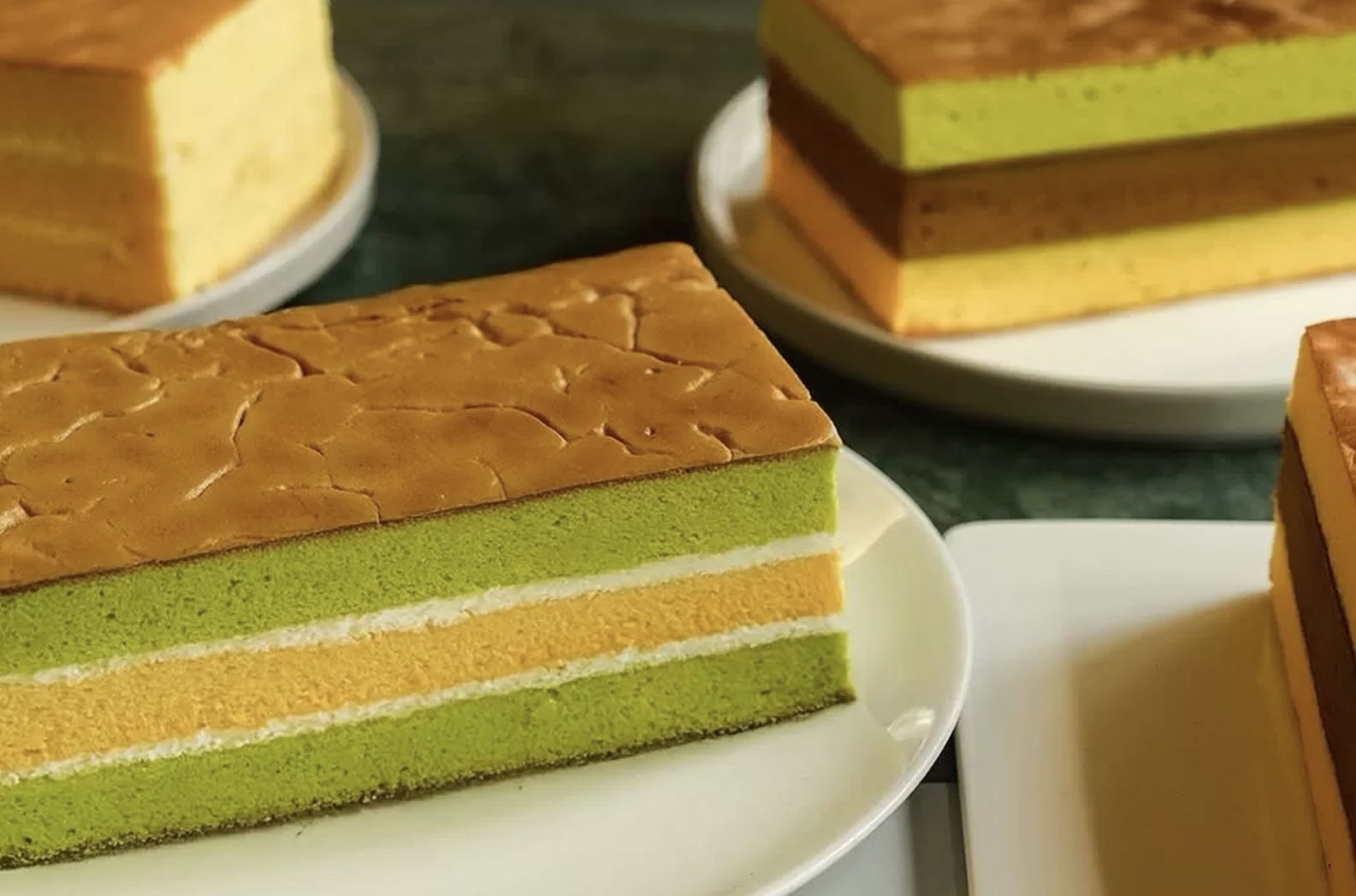 Sajian oleh-oleh lapis Surabaya. (Instagram/@lapislapis.id)