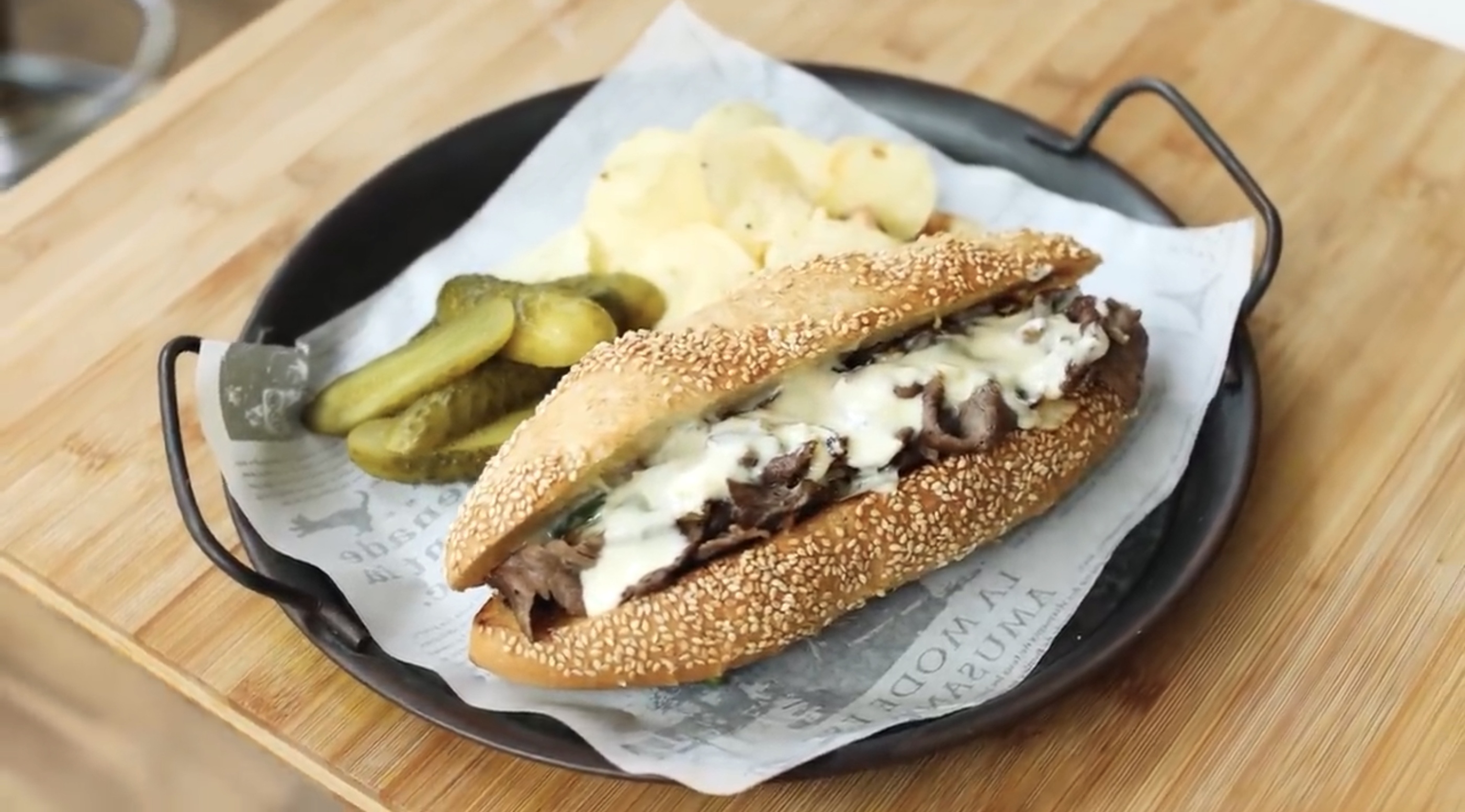 Philly Cheesesteak Sandwich Khas Amerika. (YouTube Devina Hermawan)