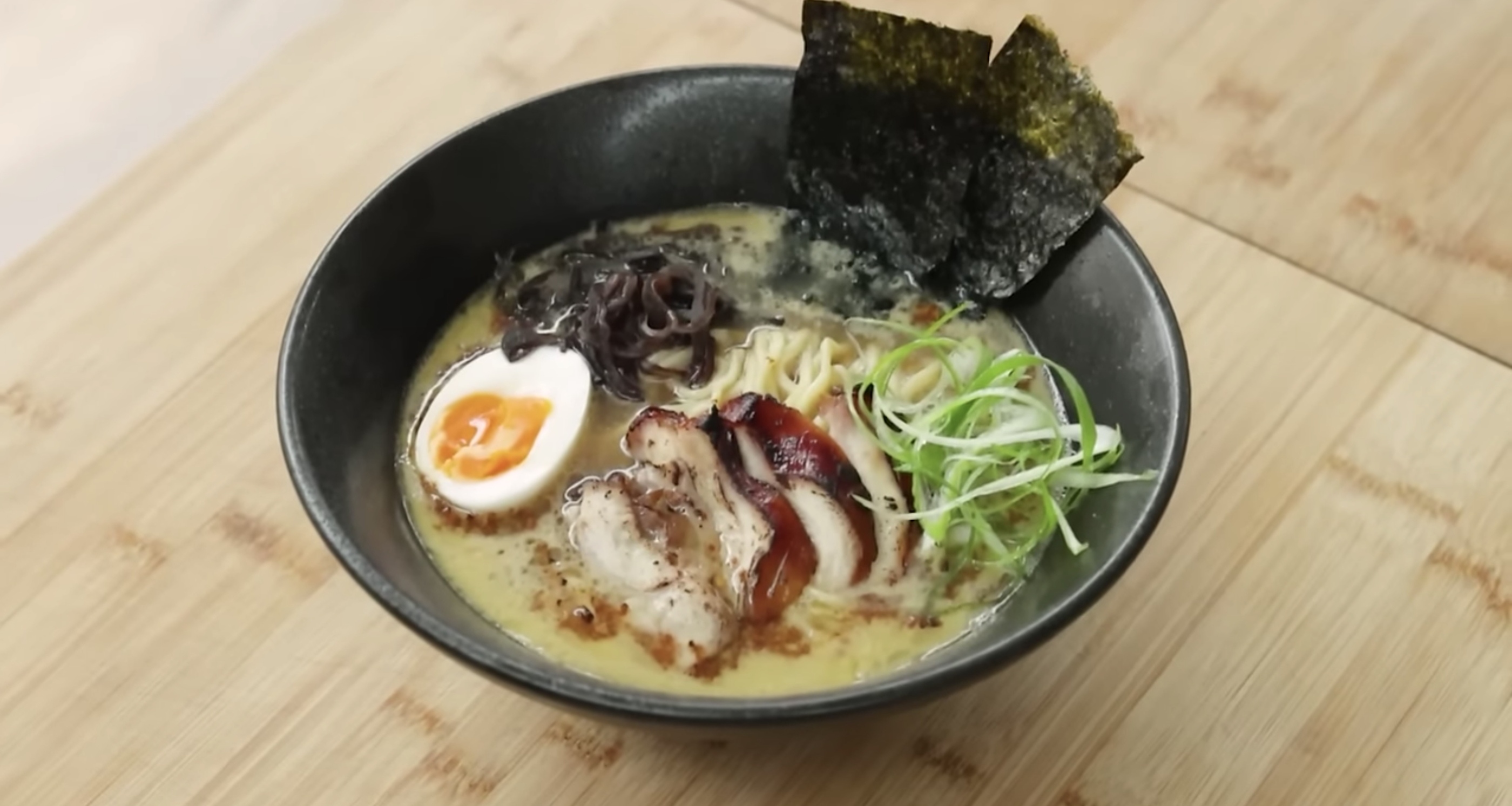 Resep Tori Paitan Ramen yang Enak dan Praktis. (YouTube Devina Hermawan)
