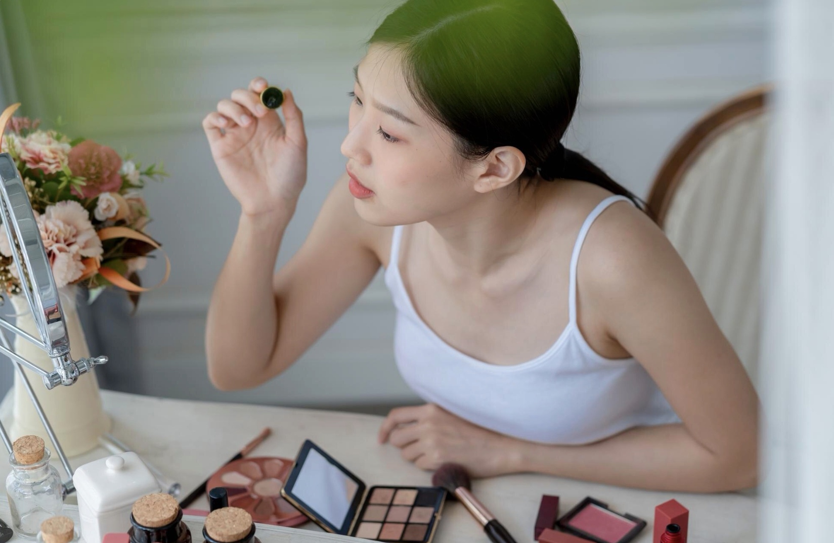 Ilustrasi menggunakan makeup tahan lama. (Freepik)