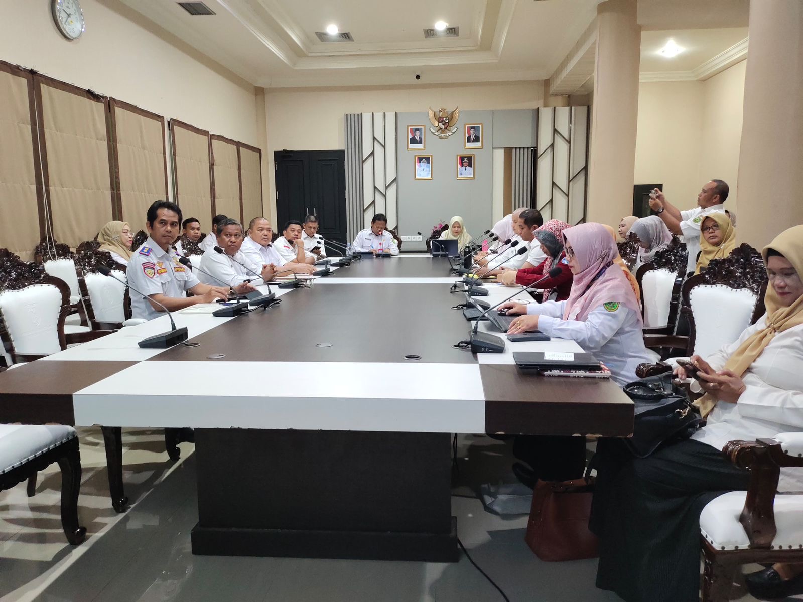 RAPAT BERSAMA: Sekkab Berau Muhammad Said saat memimpin rapat verifikasi, kemarin. (ARTA KUSUMA YUNANDA/BP)